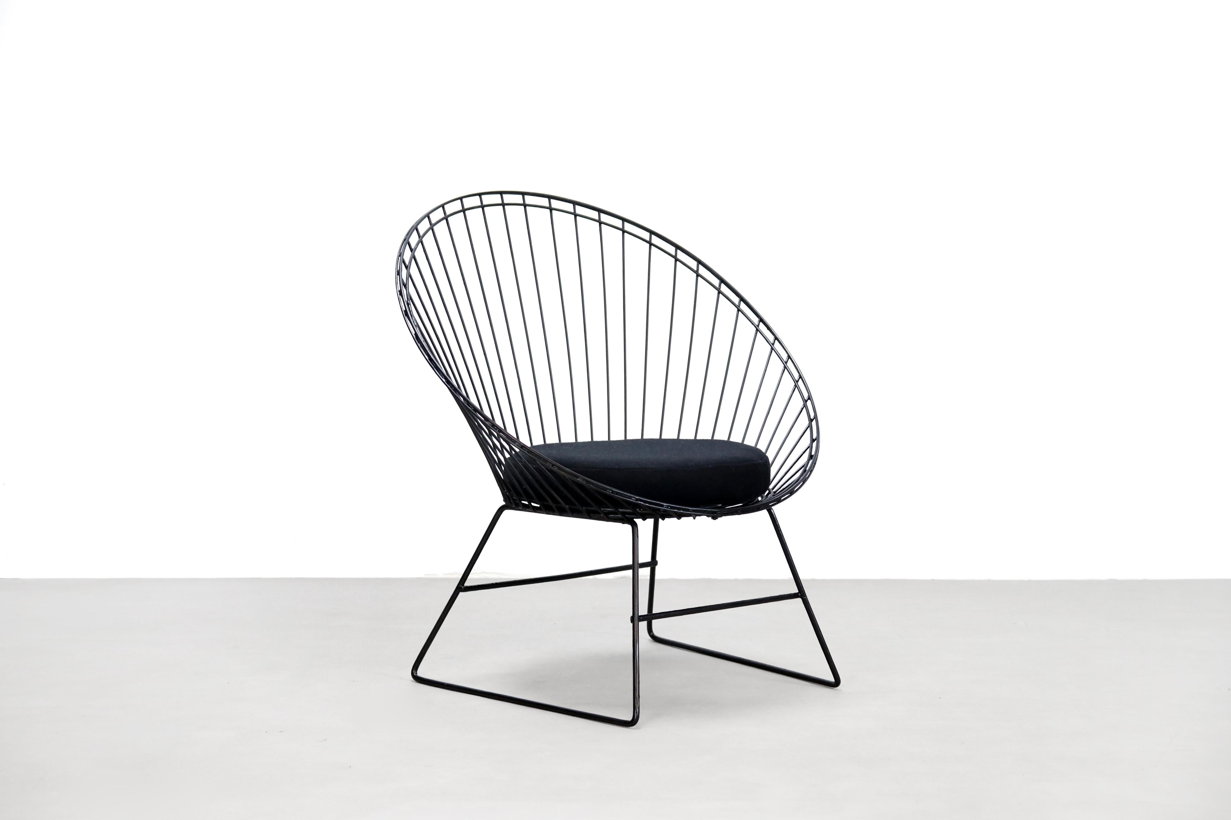 Rare and hard to find vintage wire lounge chair designed by Cees Braakman and Adriaan Dekker for Pastoe in collaboration with Dutch manufacturer Tomado. Both two well known Dutch manufacturers from the 1950s. This black metal wire steel armchair has