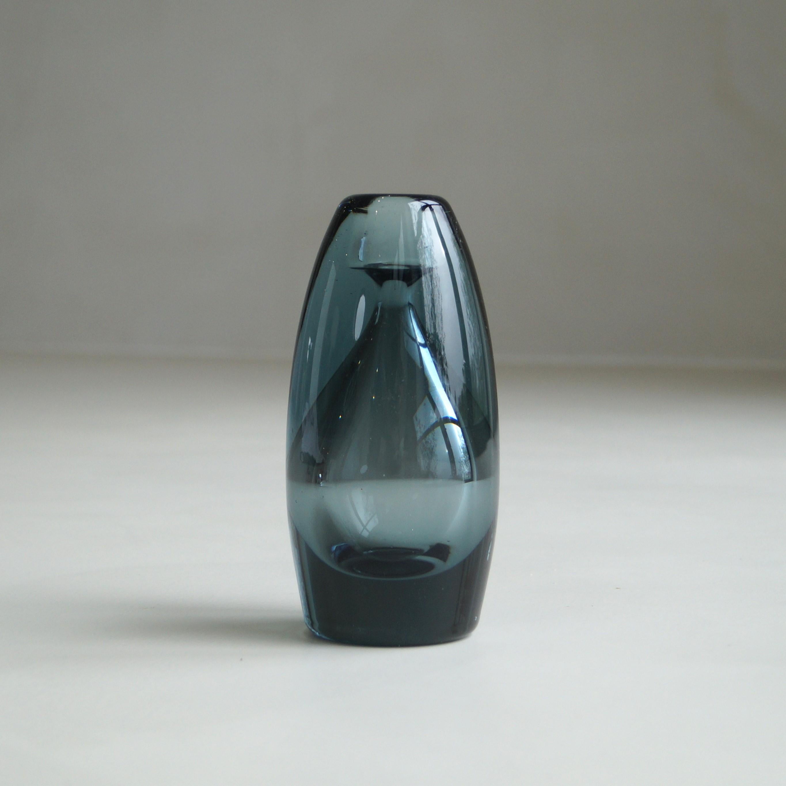 Un vaso di vetro molto elegante, di dimensioni modeste (6,7 pollici / 17 cm) ma pesante, con la sagoma di un decanter all'interno. A parte lo spazio che delinea la sagoma, è fatto di vetro solido di colore blu. Questo disegno è documentato nelle