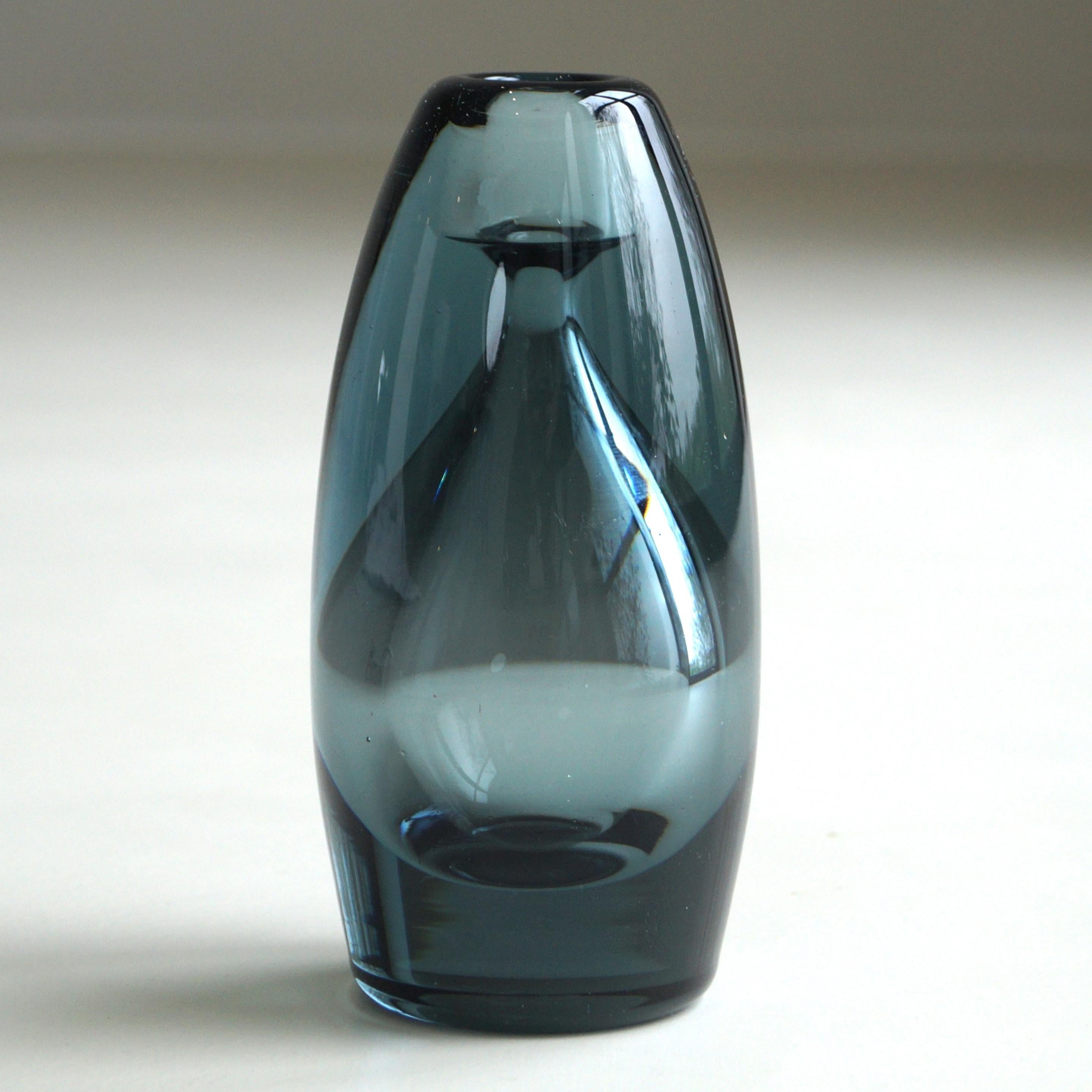 Vetro Vaso blu dal design olandese con sagoma di decanter, modello 0801, D. A. Fotocopiatrice, 1974 in vendita
