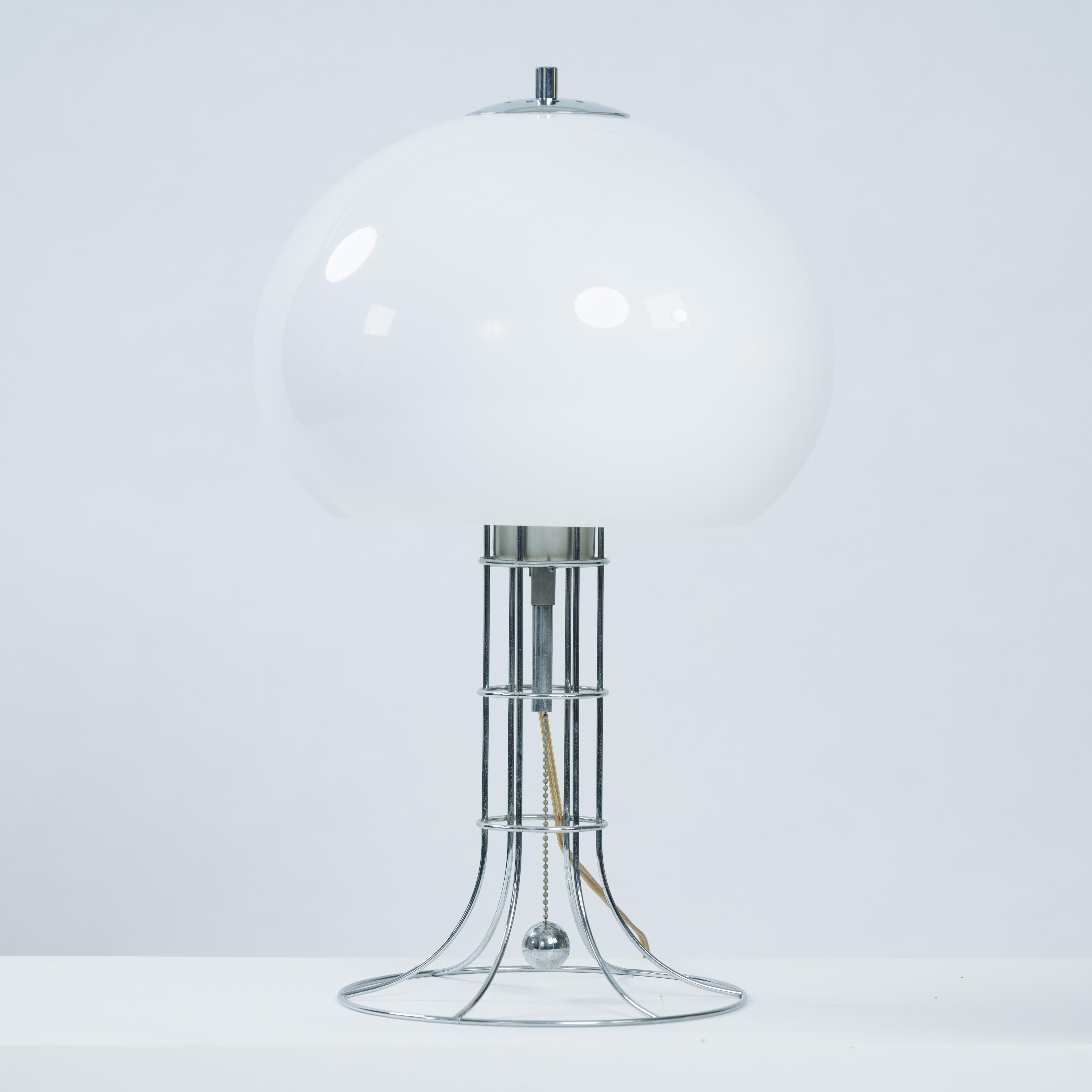 Seltene Herda Tischlampe. Herda war ein niederländisches Familienunternehmen, das 1948 in Amsterdam gegründet wurde. In sehr gutem Zustand.
Höhe 58cm x Durchmesser 31 cm 

verchromter Drahtgestellsockel. Zugschalter in Chrom mit einer verchromten