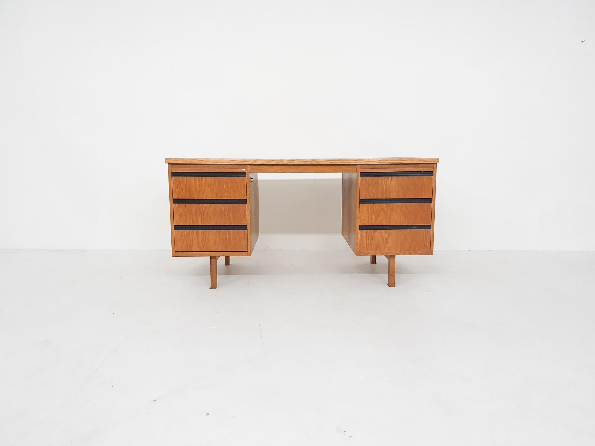 Oak desk with black plastic handles. Manufactured by Eeka, Kampen. Probably designed by Coen de Vries.
Key is available, only lock is not working properly.
 
  