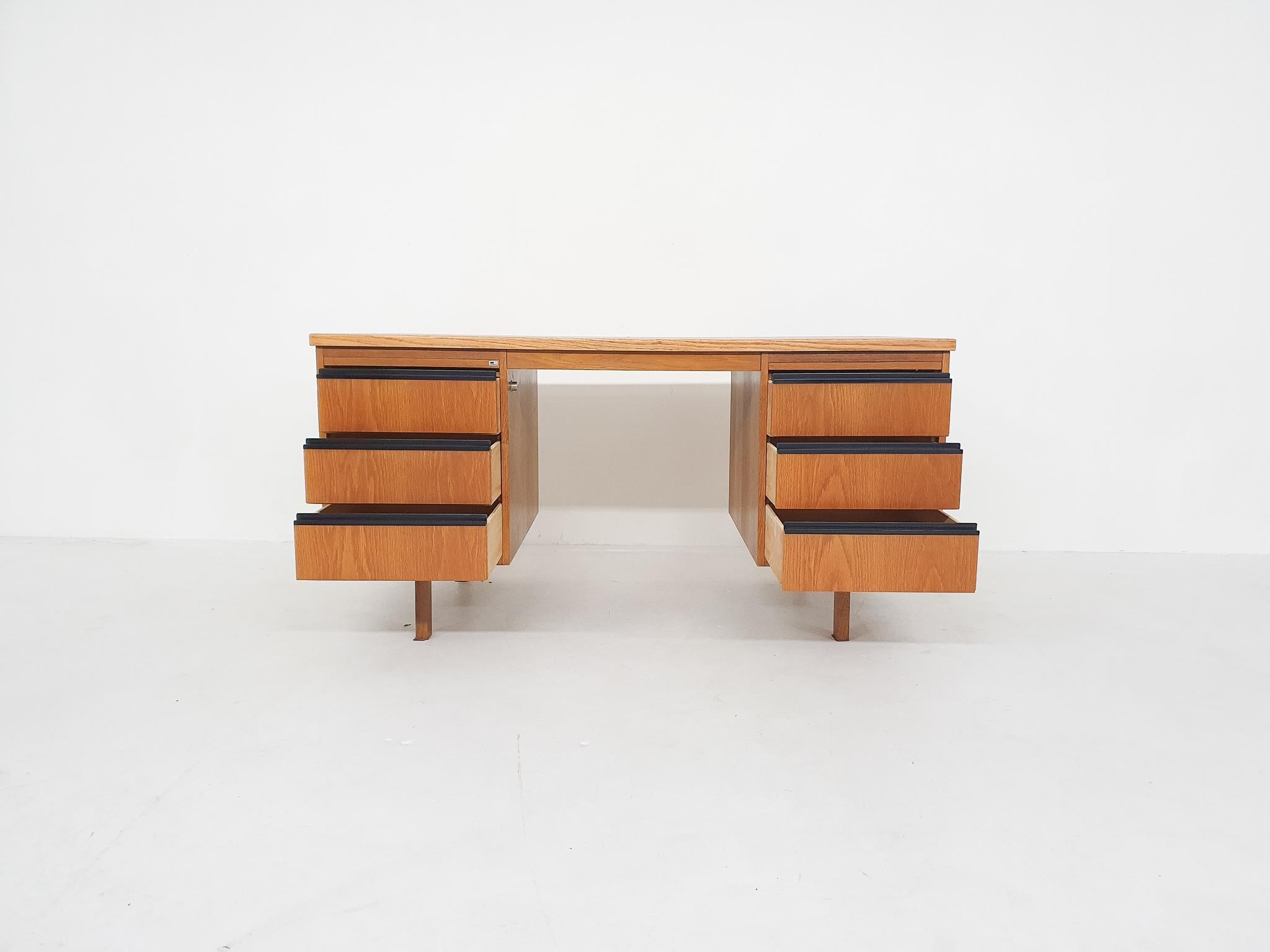 Dutch Design Oak Desk by Eeka, Attrb Coen de Vries, 1970's In Good Condition In Amsterdam, NL