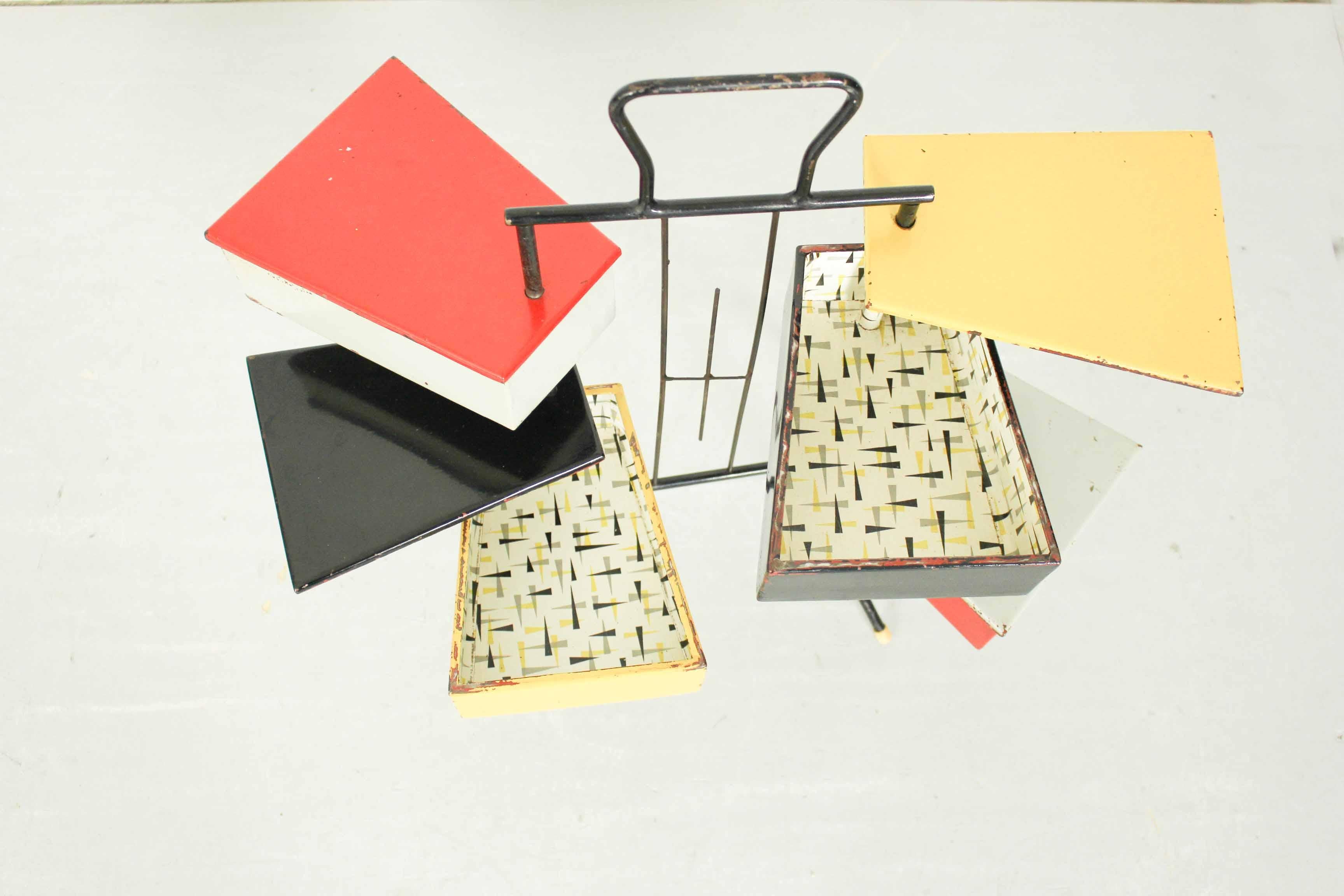 Boîte à couture au design néerlandais de Joost Teders pour Metalux, années 1950 État moyen - En vente à Appeltern, Gelderland