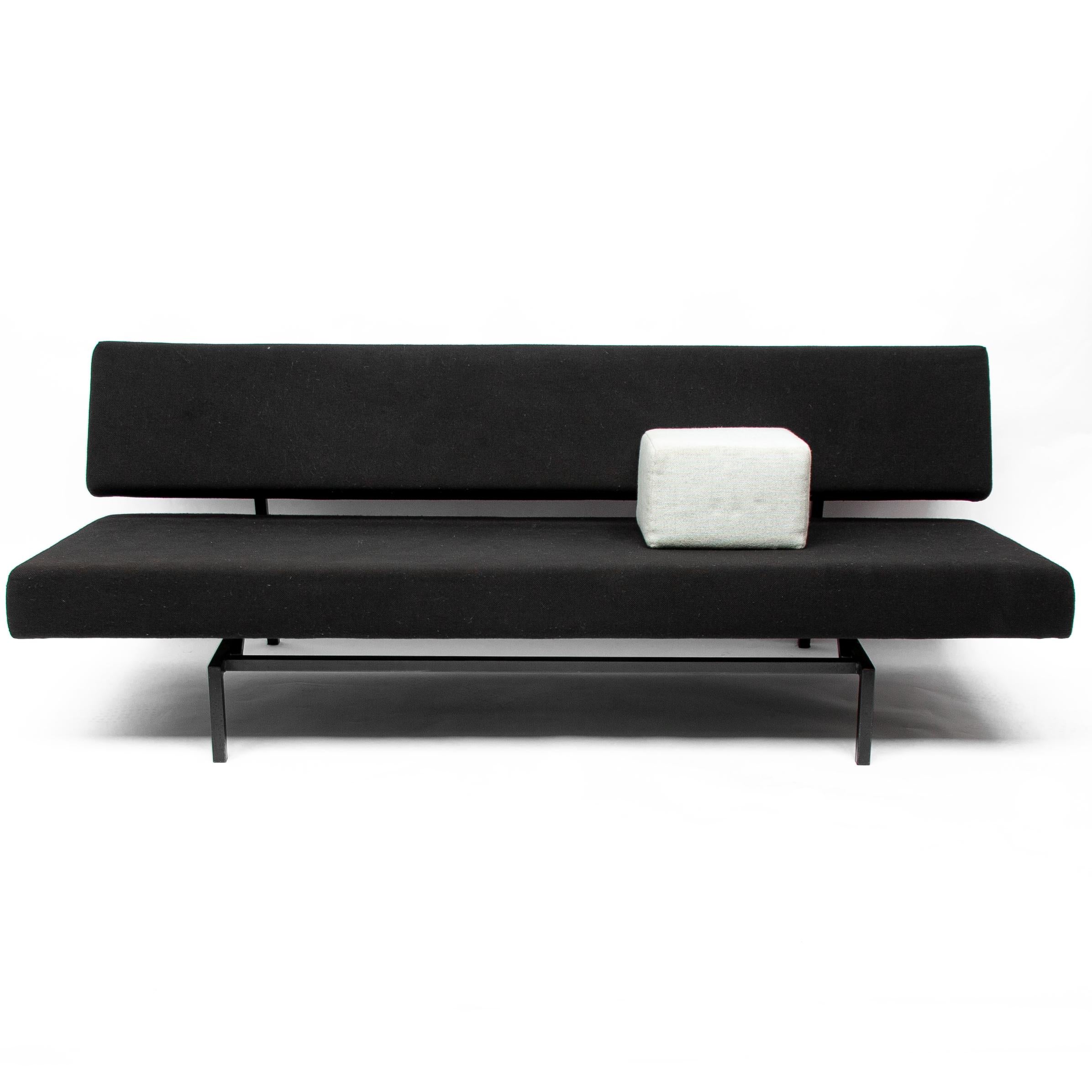 Wonderfull Dutch Minimalist modern design sofa or daybed model “BR02” designed by Martin Visser for Spectrum, 1960s. Magnificent minimalist design with black frame and grey cubic armrest. The sofa can be turned into a daybed in a manner of seconds