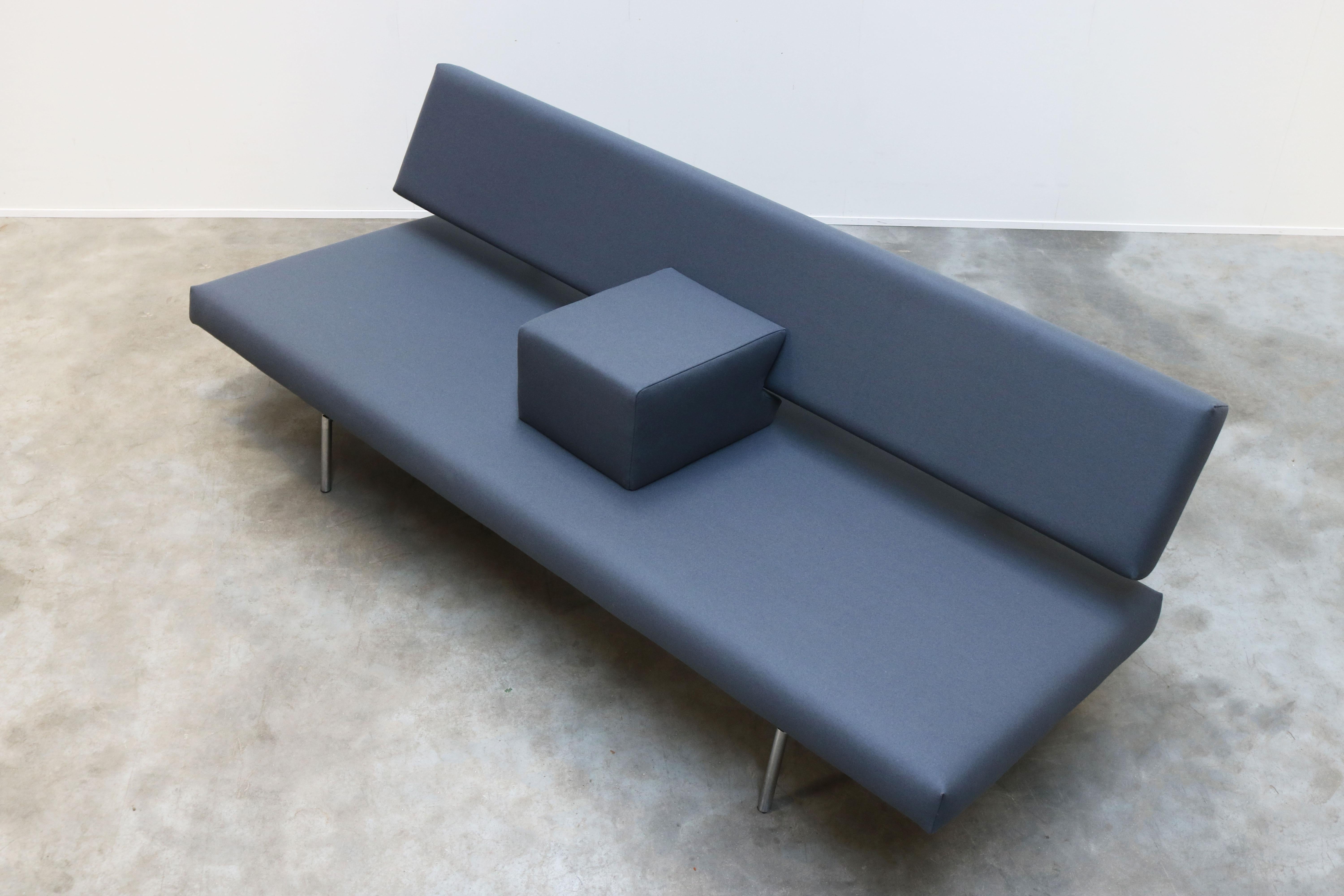 Wonderfull Dutch Minimalist modern design sofa or daybed model “BR02” designed by Martin Visser for Spectrum, 1960s. Magnificent Minimalist design with tubular chrome frame with black accent and cubic armrest. The sofa is fully re-upholstered in its