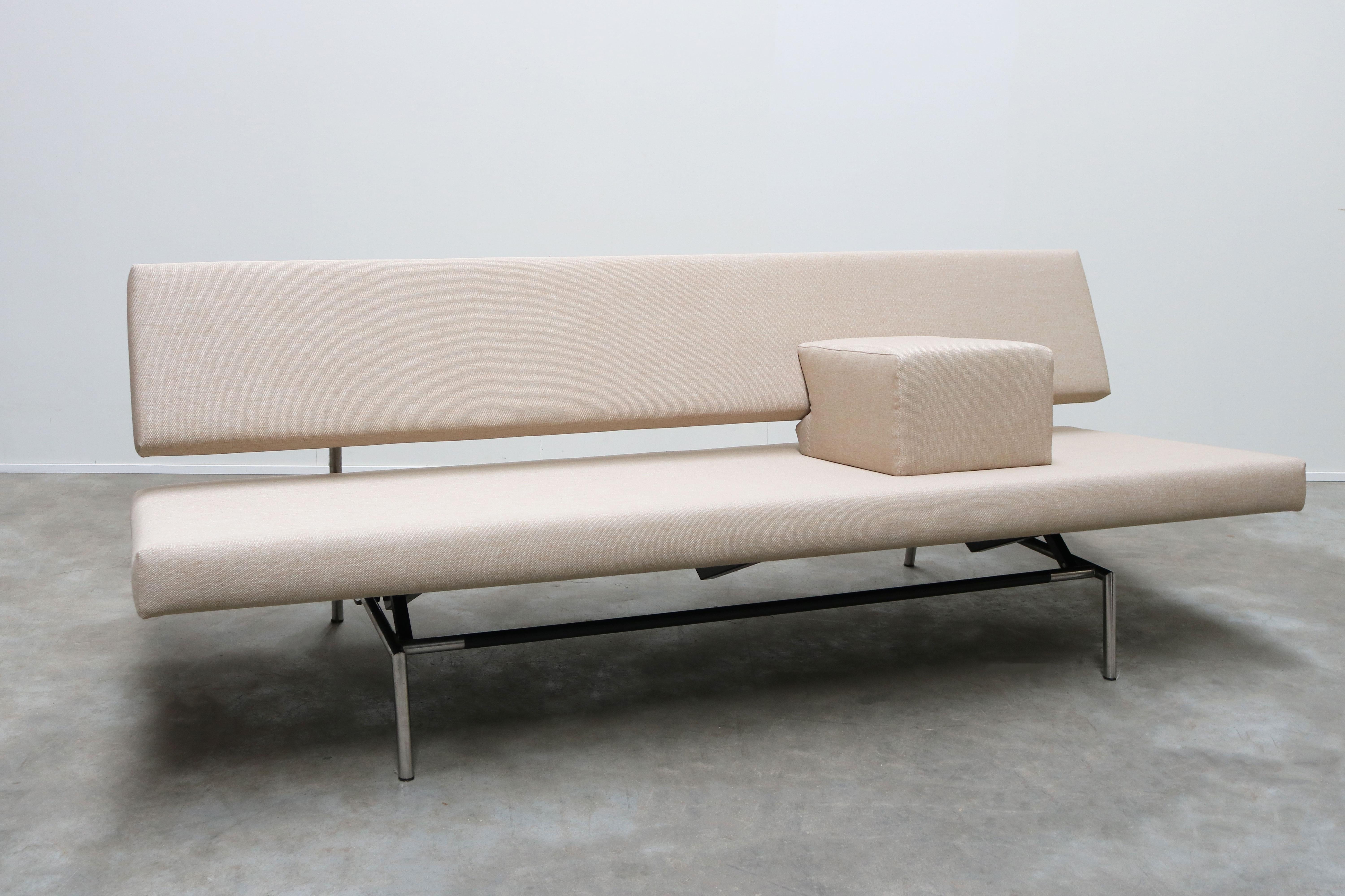 Wonderful Dutch Minimalist modern design sofa / daybed model ''BR02'' designed by Martin Visser for Spectrum 1960s. Magnificent Minimalist design with tubular chrome frame with black accent and cubic armrest. The sofa is fully re-upholstered in its