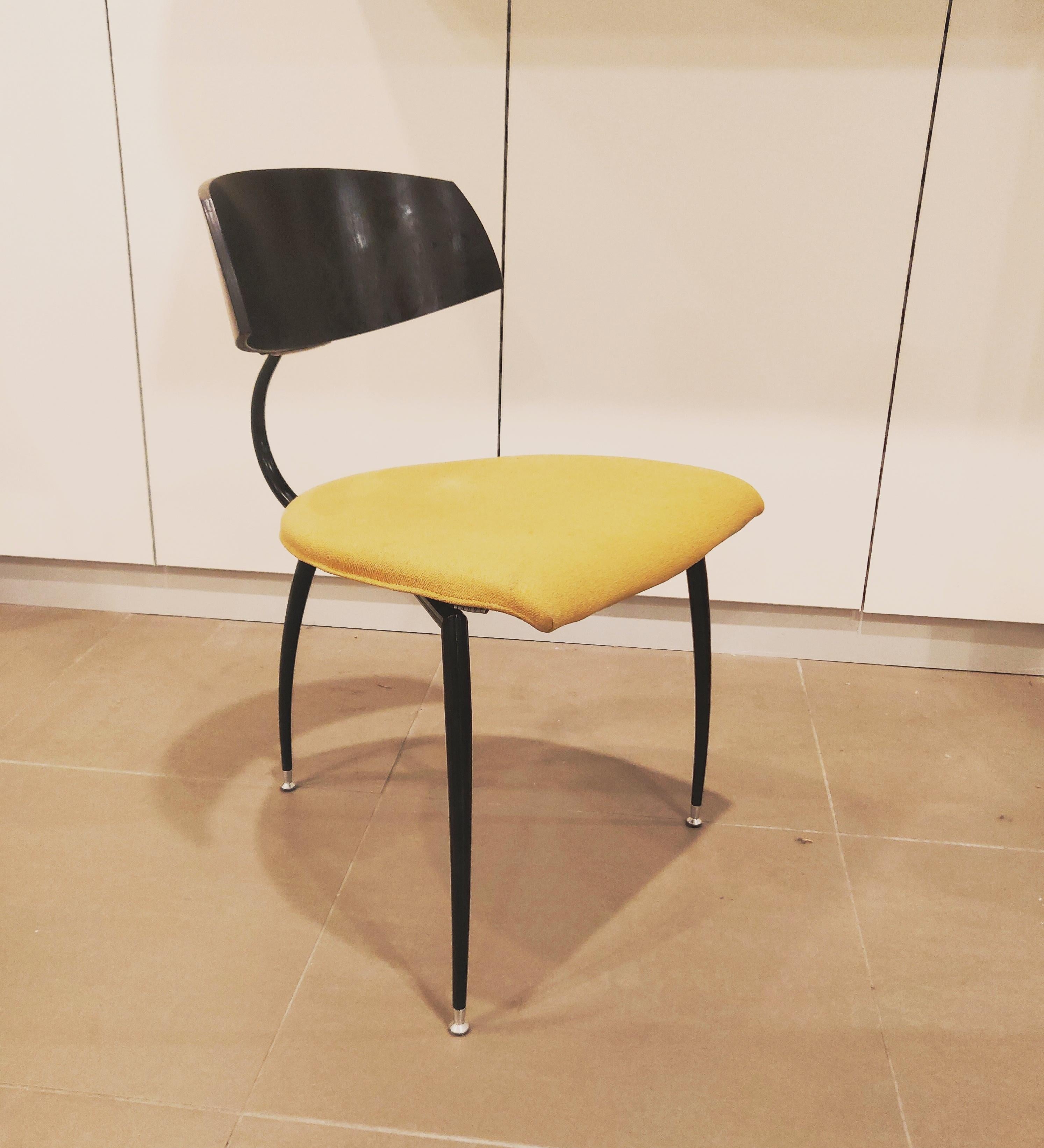 Dutch Design minimalistic tripod chair by Lande, 1980s. Black metal frame, floating wooden back with aluminum connector. another piece in different color seat available.

BAA#00149.