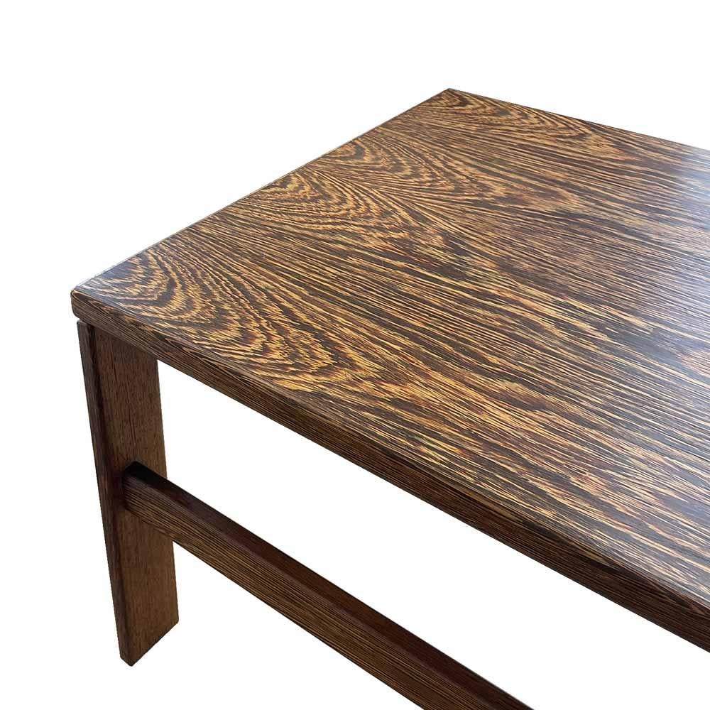 Dutch design coffee table in wenge from the 1960s. Its refined design and the veining of the wenge which give it a remarkable appearance, it becomes a timeless piece of high aesthetic quality whose style crosses eras and trends. Its geometric lines