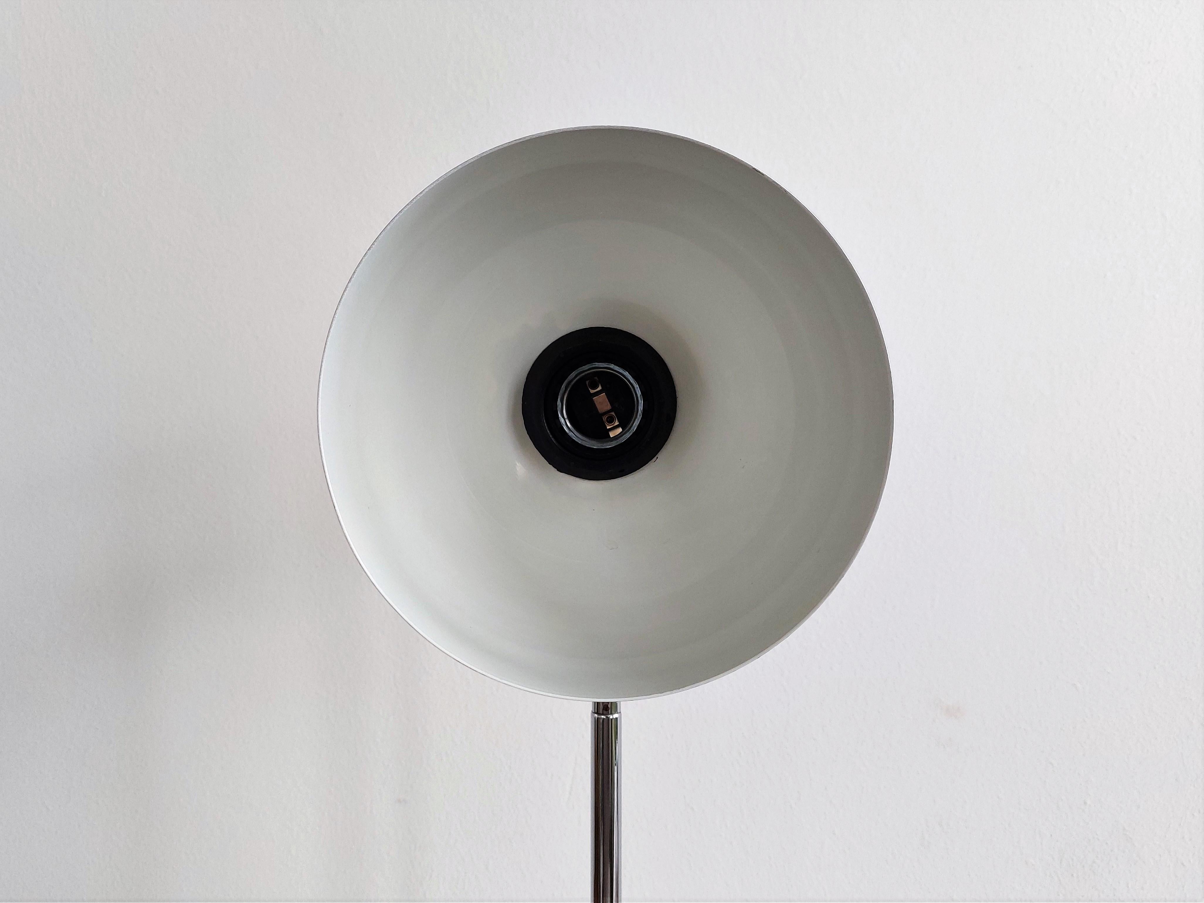 Milieu du XXe siècle Lampe de table ou de bureau en métal blanc et chrome de conception néerlandaise, années 1960 en vente