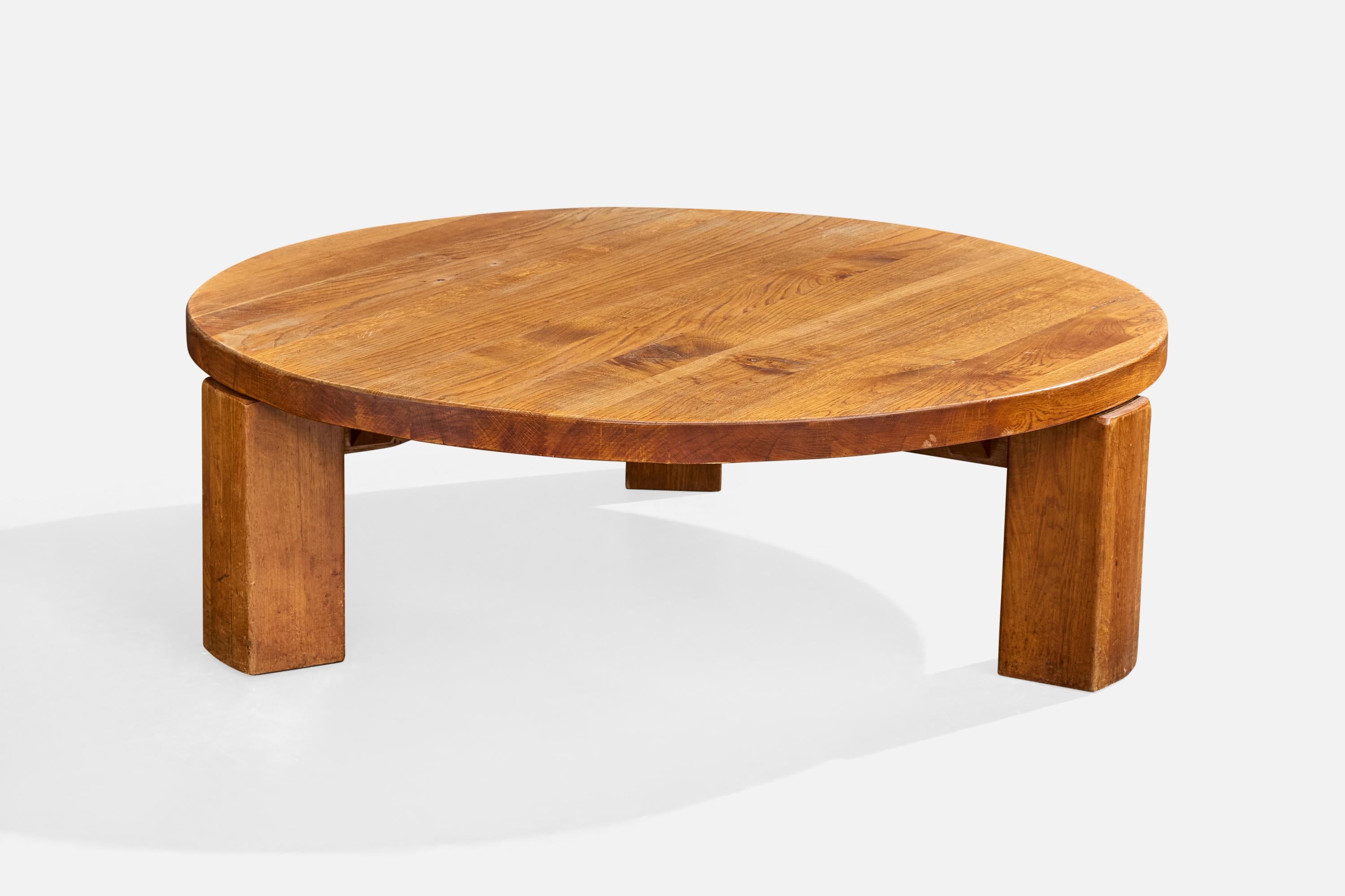 Mesa de centro de roble macizo probablemente diseñada y fabricada en Holanda, c. 1970.

Ligeras rozaduras en el borde exterior del tablero.

Grietas secas en algunos lugares.

Dimensiones totales (pulgadas): 16,0 