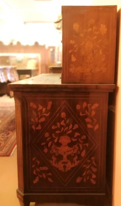 Dutch Desk of the Early 800 in Mahogany Finely Inlaid