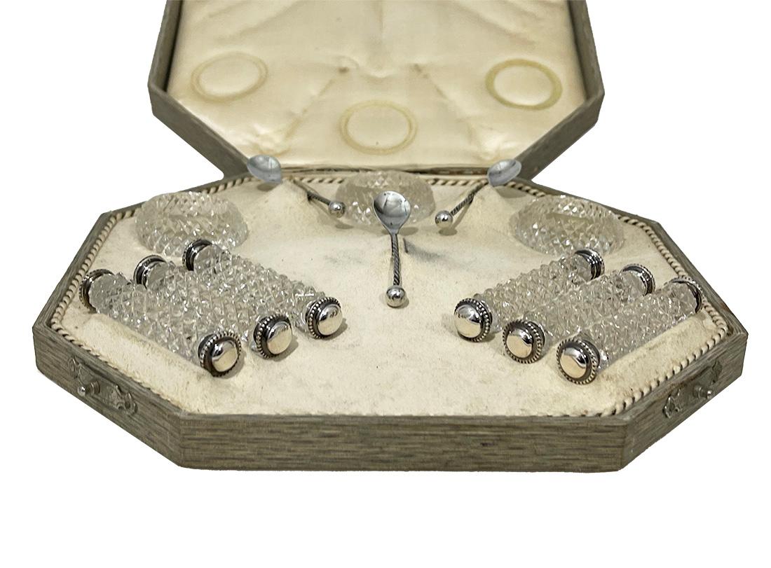 Juego holandés de reposacuchillos de cristal tallado diamantado y plata con salero, 1880

Juego de salero, reposacuchillos y cucharas de plata en caja original. El juego es holandés y consta de tres saleros de cristal transparente tallado en