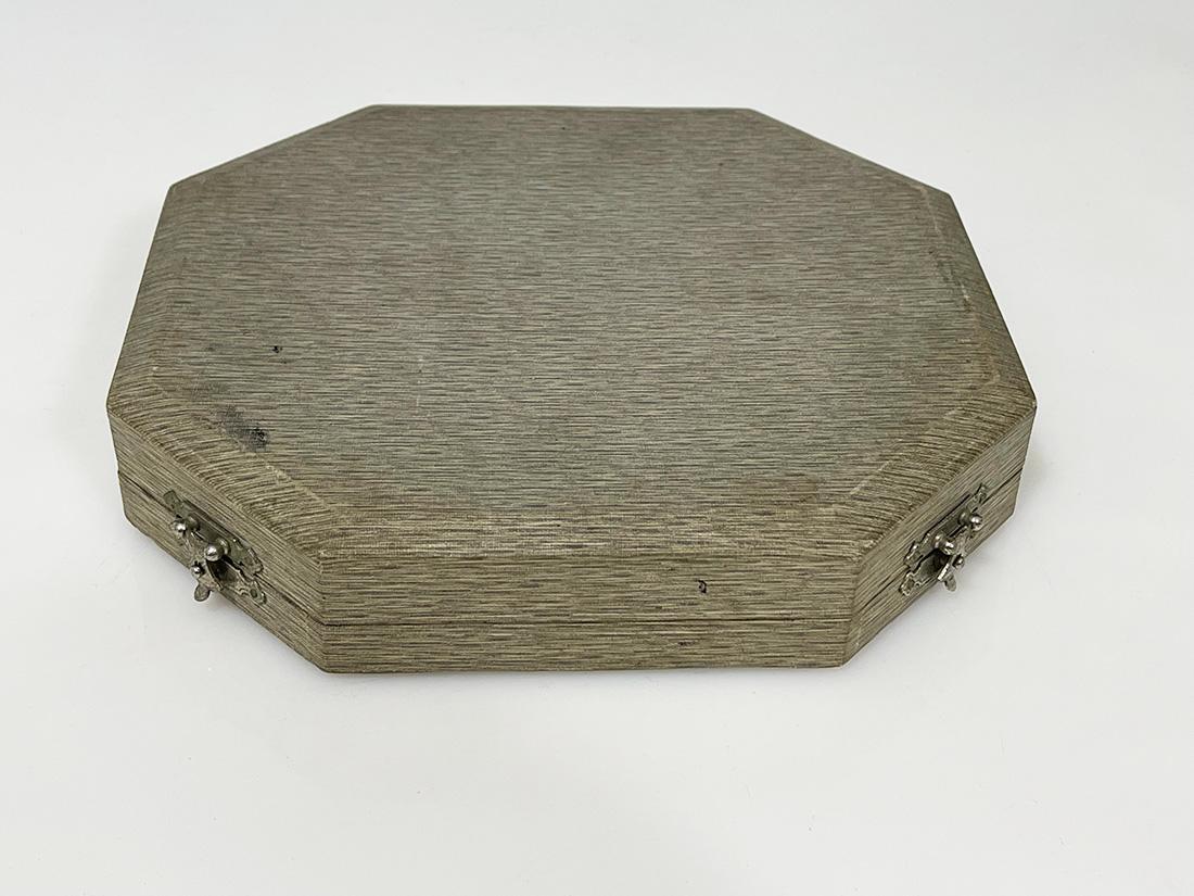 Juego holandés de reposacuchillos de cristal tallado diamantado y plata con salero, 1880 Holandés en venta