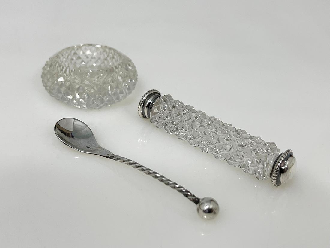 Juego holandés de reposacuchillos de cristal tallado diamantado y plata con salero, 1880 Plata esterlina en venta