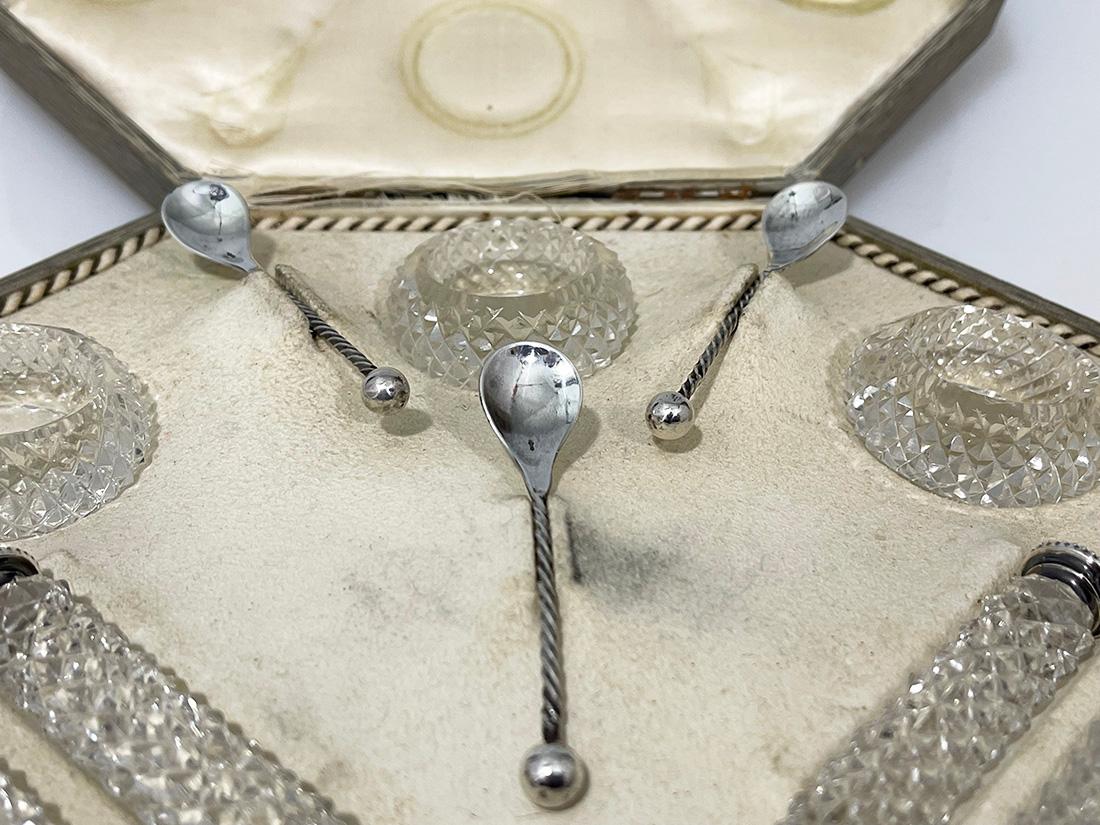 Juego holandés de reposacuchillos de cristal tallado diamantado y plata con salero, 1880 en venta 1