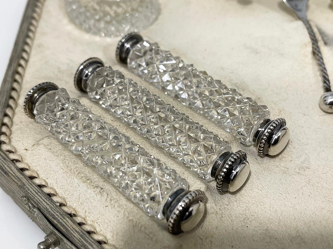 Juego holandés de reposacuchillos de cristal tallado diamantado y plata con salero, 1880 en venta 2