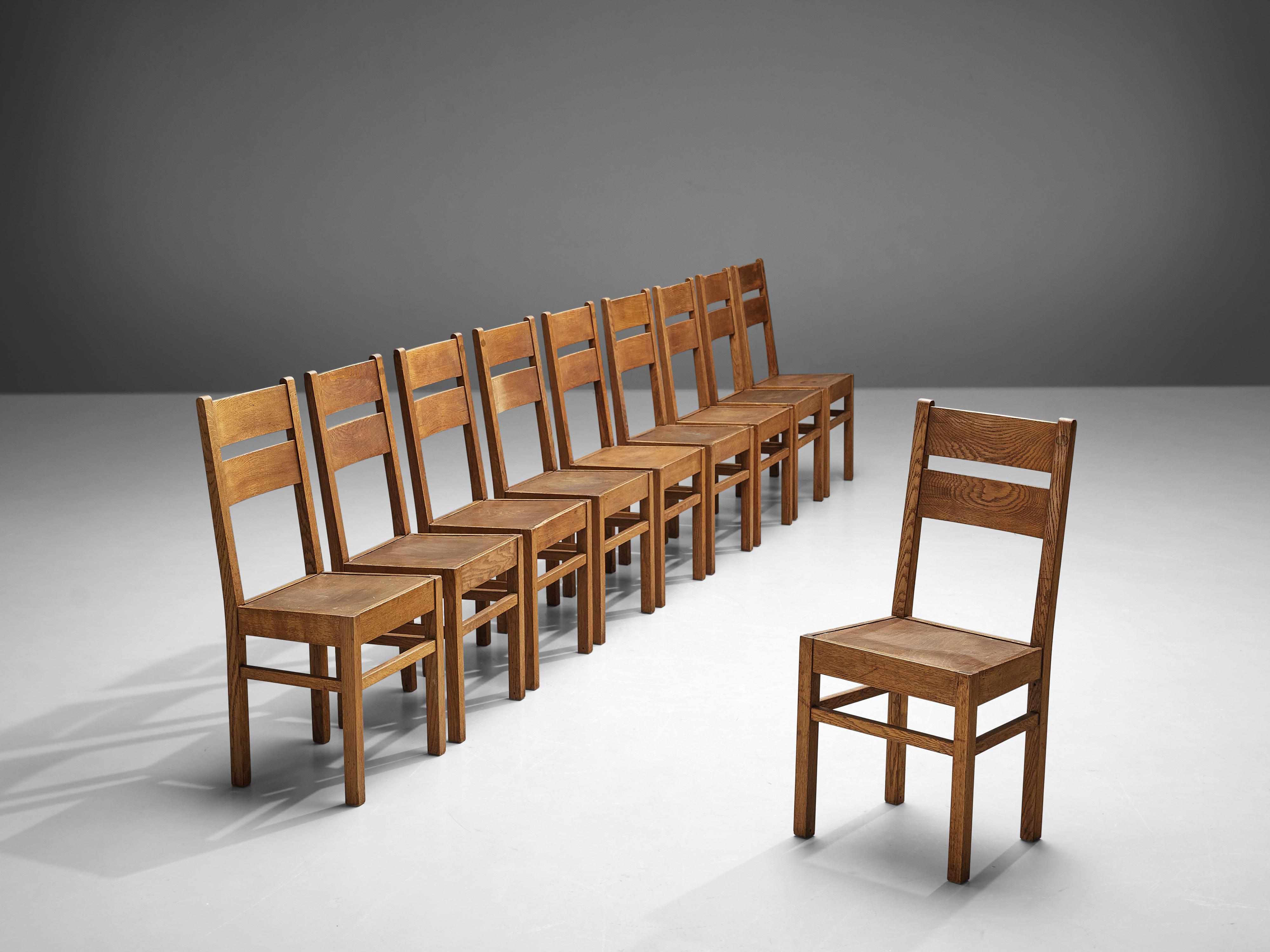 Chaises de salle à manger, chêne, Pays-Bas, années 1940

Ces chaises subtiles et modestes d'origine néerlandaise sont exécutées en chêne qui a une expression naturelle grâce aux veines de bois visibles et au ton chaud. Naturellement, cela confère à