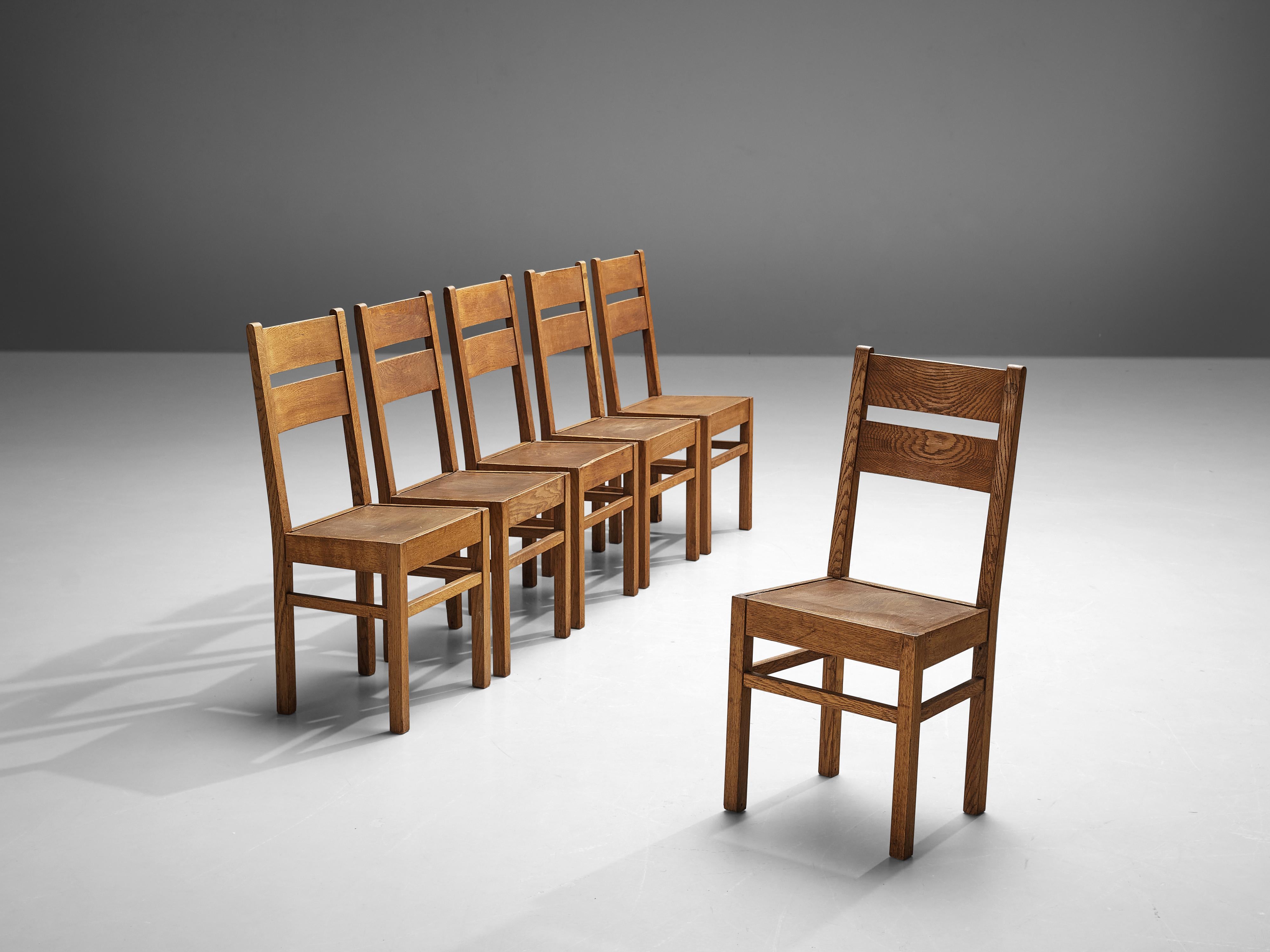 Chaises de salle à manger, chêne, Pays-Bas, années 1940

Ces chaises de salle à manger présentent non seulement un dossier et un cadre général bien équilibrés. Le cadre est très structuré et robuste, ce qui est également visible au niveau des pieds.