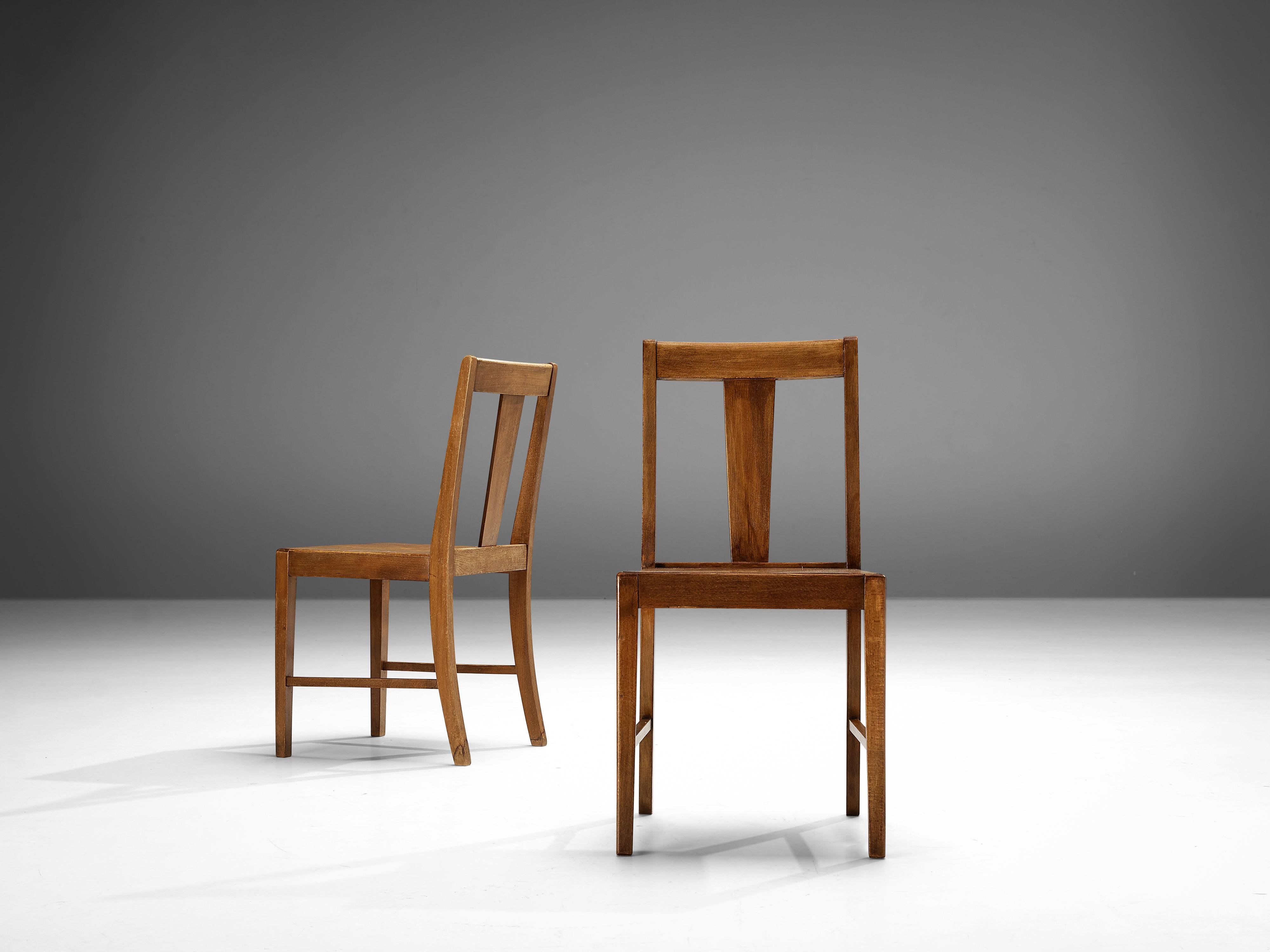 Esszimmerstühle, gebeizte Buche, Niederlande, 1940er Jahre

Dieses Paar Esszimmerstühle zeichnet sich nicht nur durch eine ausgewogene Rückenlehne und ein ausgewogenes Gestell aus. Das Gestell ist sehr strukturiert und stabil, was auch an den Beinen