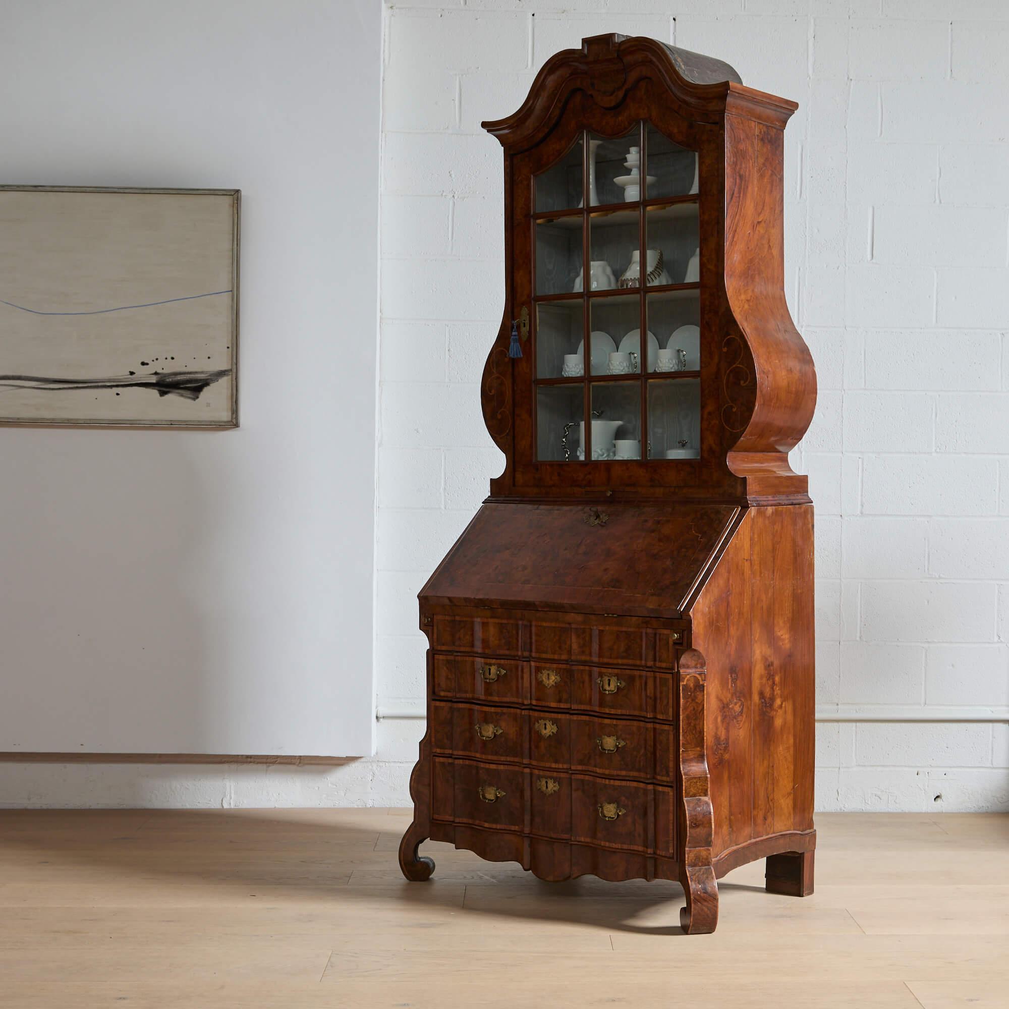 Nous avons un faible pour le rococo. Les courbes sinueuses de ce meuble courbe à orgue animent un espace moderne. L'exécution est magnifique : le placage de ronce de noyer brille et la marqueterie de frêne est appliquée avec un art subtil.
