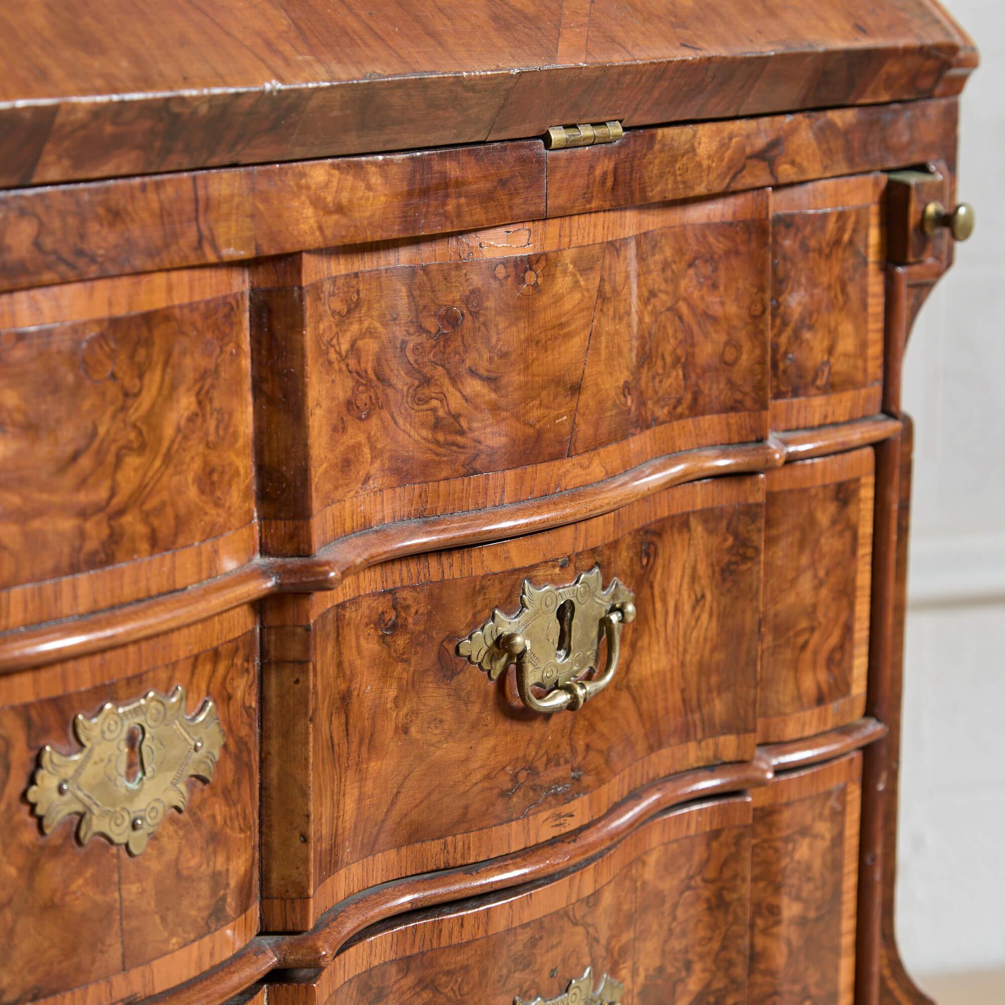XVIIIe siècle et antérieur Cabinet hollandais du début du 18e siècle de style rococo en vente