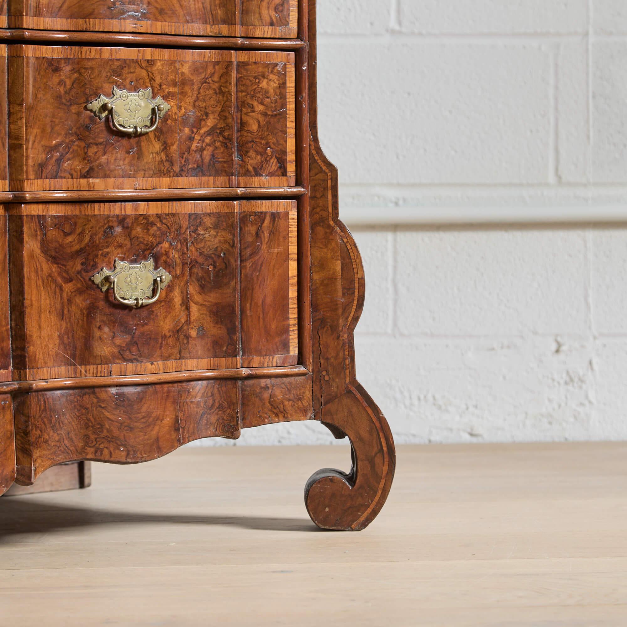 Bois Cabinet hollandais du début du 18e siècle de style rococo en vente