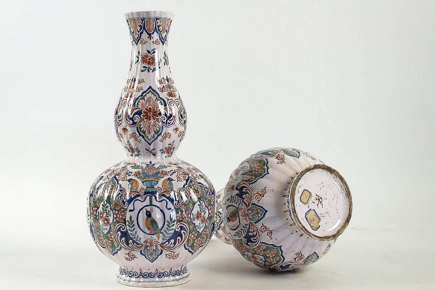 Dutch Early-18th Century, Polychrome Delft Faience Pair of Gourd-Shaped Vases 7