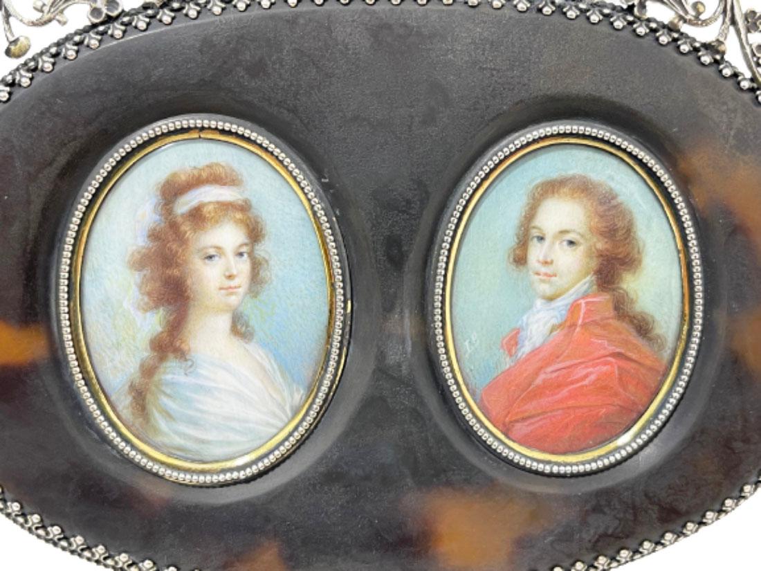 Dutch 19th Century silver double miniature portrait frame. 

A double portrait in a silver frame. On the back which is gilded with the text Souvenir 1820. Souvenir - or the meaning in the 19th century - a special memory. Oval-shaped frame with a