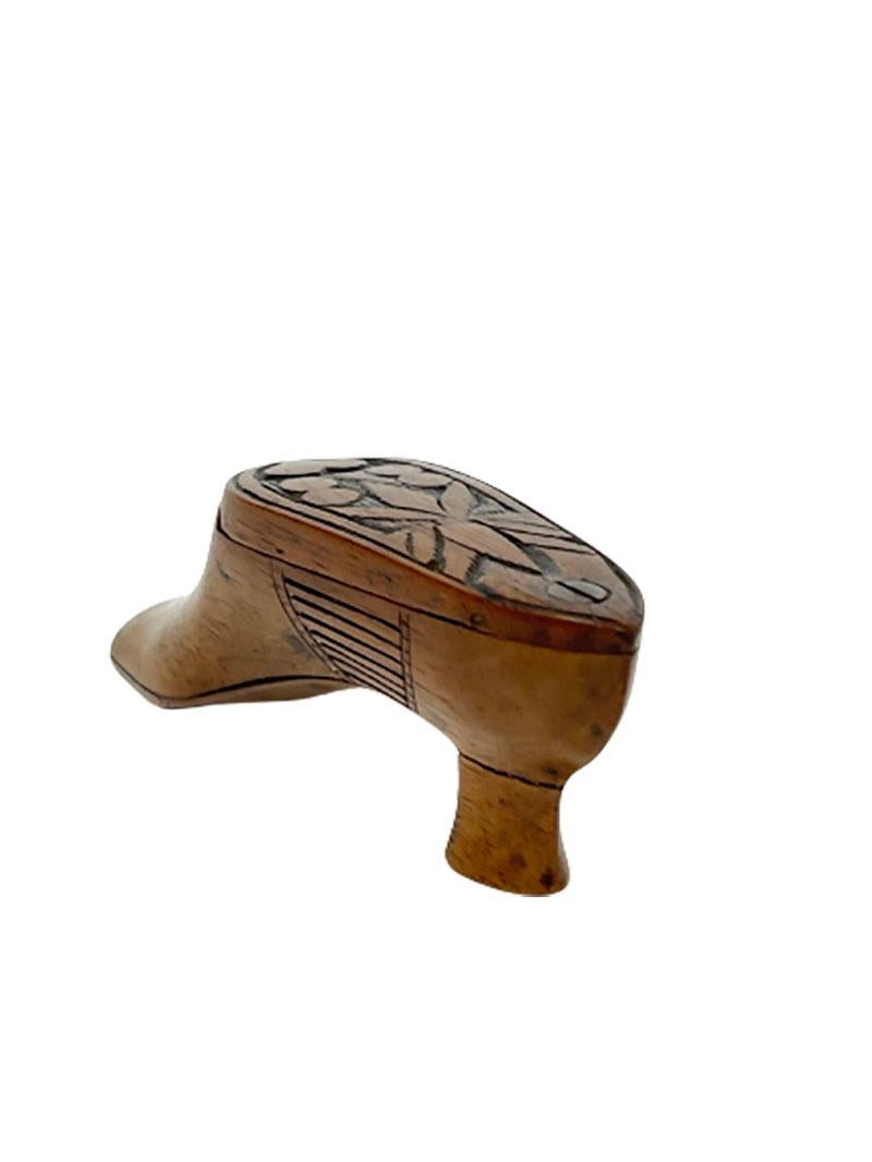 Hand-Carved Dutch Early 19th Century Wooden Shoe Shaped Snuff Box For Sale