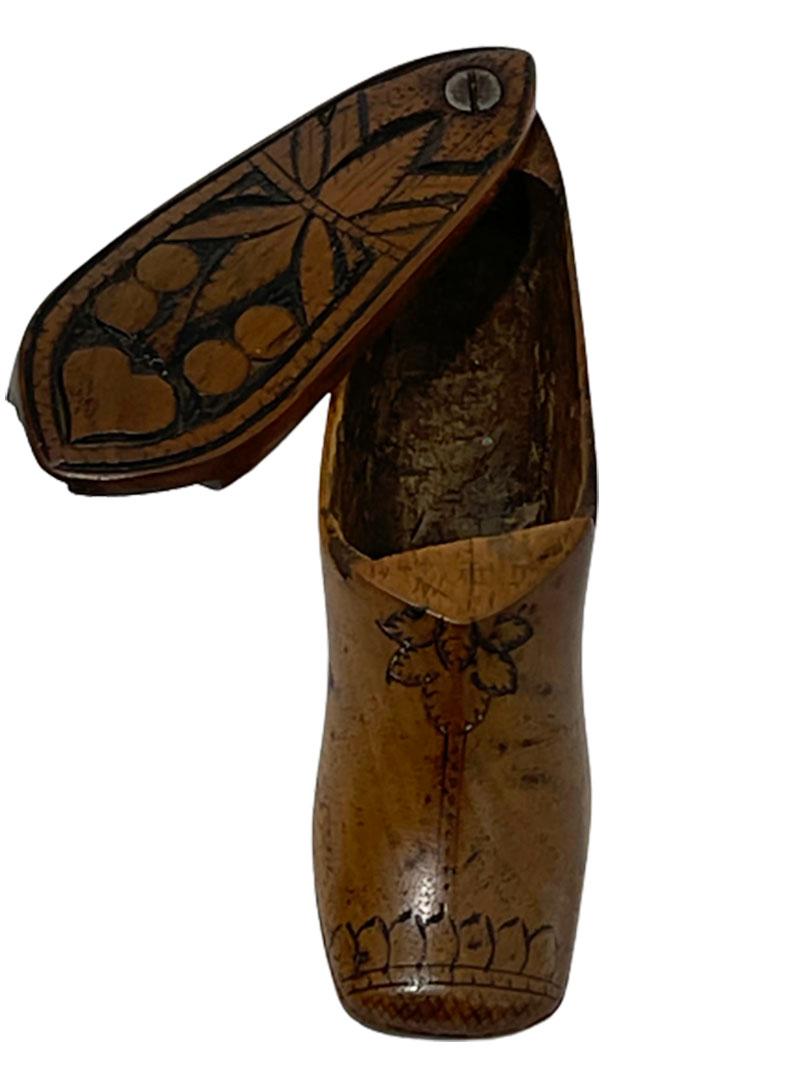 Sculpté à la main Tabatière en forme de chaussure en bois hollandaise du début du 19ème siècle en vente