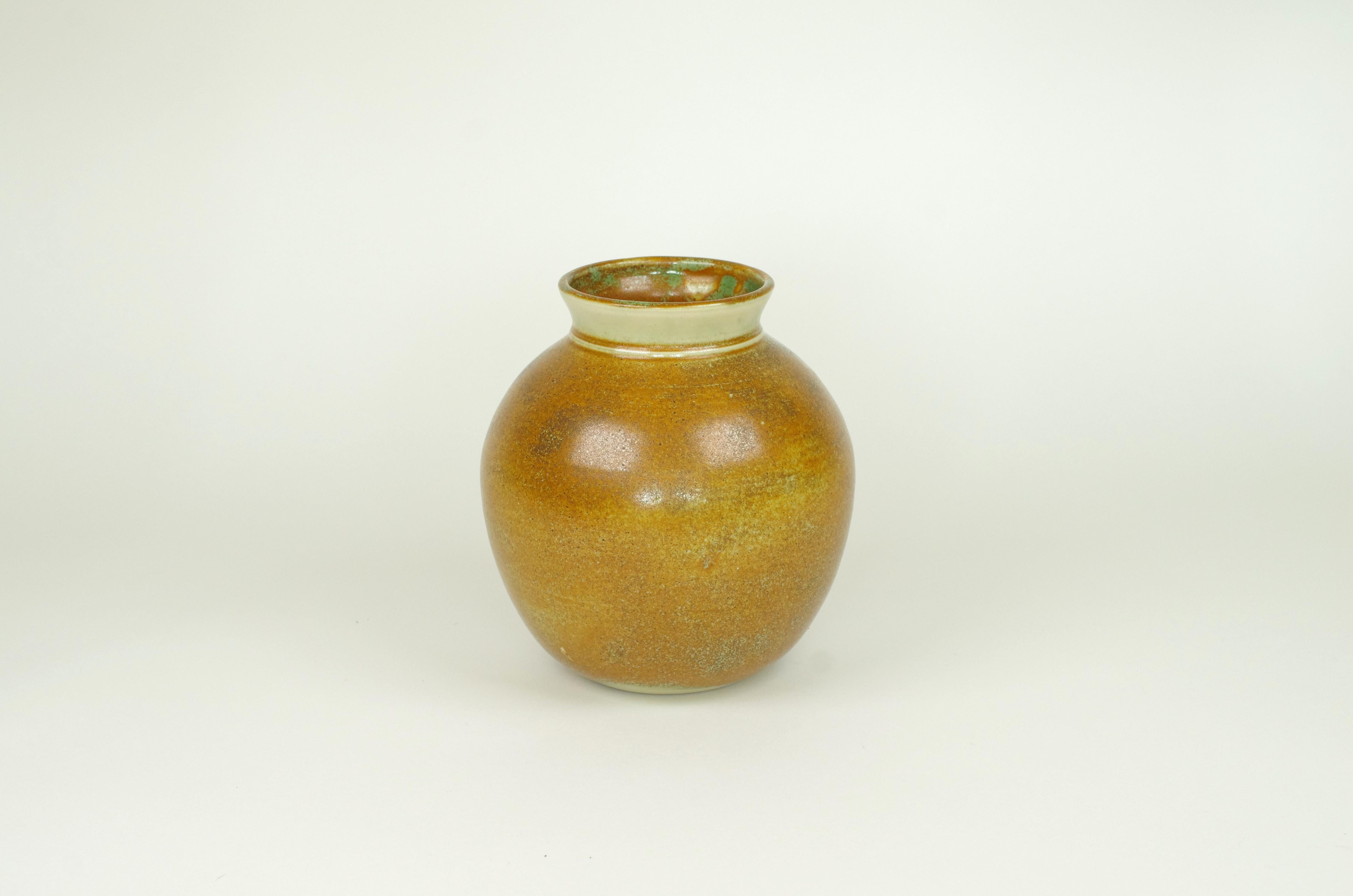 Product description:
This light-brown coloured vase breathes autumn. It's patina is a combination of brown/orange and turquoise/lightseagreen. The vase comes into its own when put in a spot where sunlight can touch it as this highlights the mixed