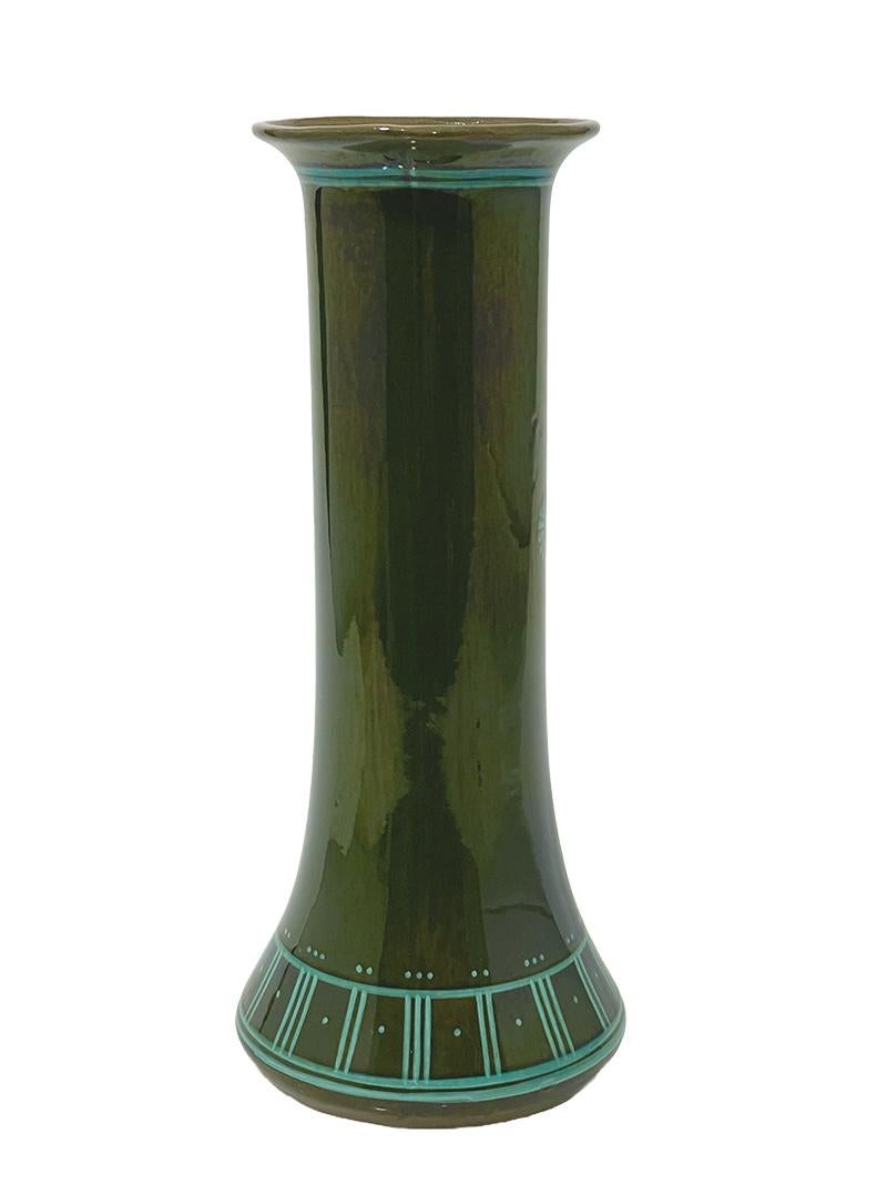 Vase hollandais en faïence de Arnhemsche Fayencefabriek, 1920

Vase en faïence émaillée verte à décor linéaire, design Klaas Vet, exécuté par Arnhemsche Fayencefabriek pour la société amstellodamoise K & Co ca. 1920
Numéro de modèle 1033 & DZ,