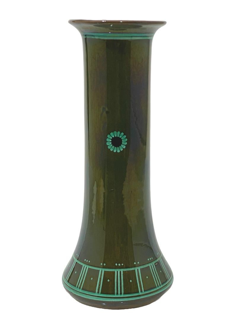 Dutch eartheware vase by the Arnhemsche Fayencefabriek, 1920 In Good Condition For Sale In Delft, NL