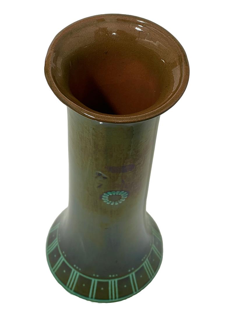 Dutch eartheware vase by the Arnhemsche Fayencefabriek, 1920 For Sale 4