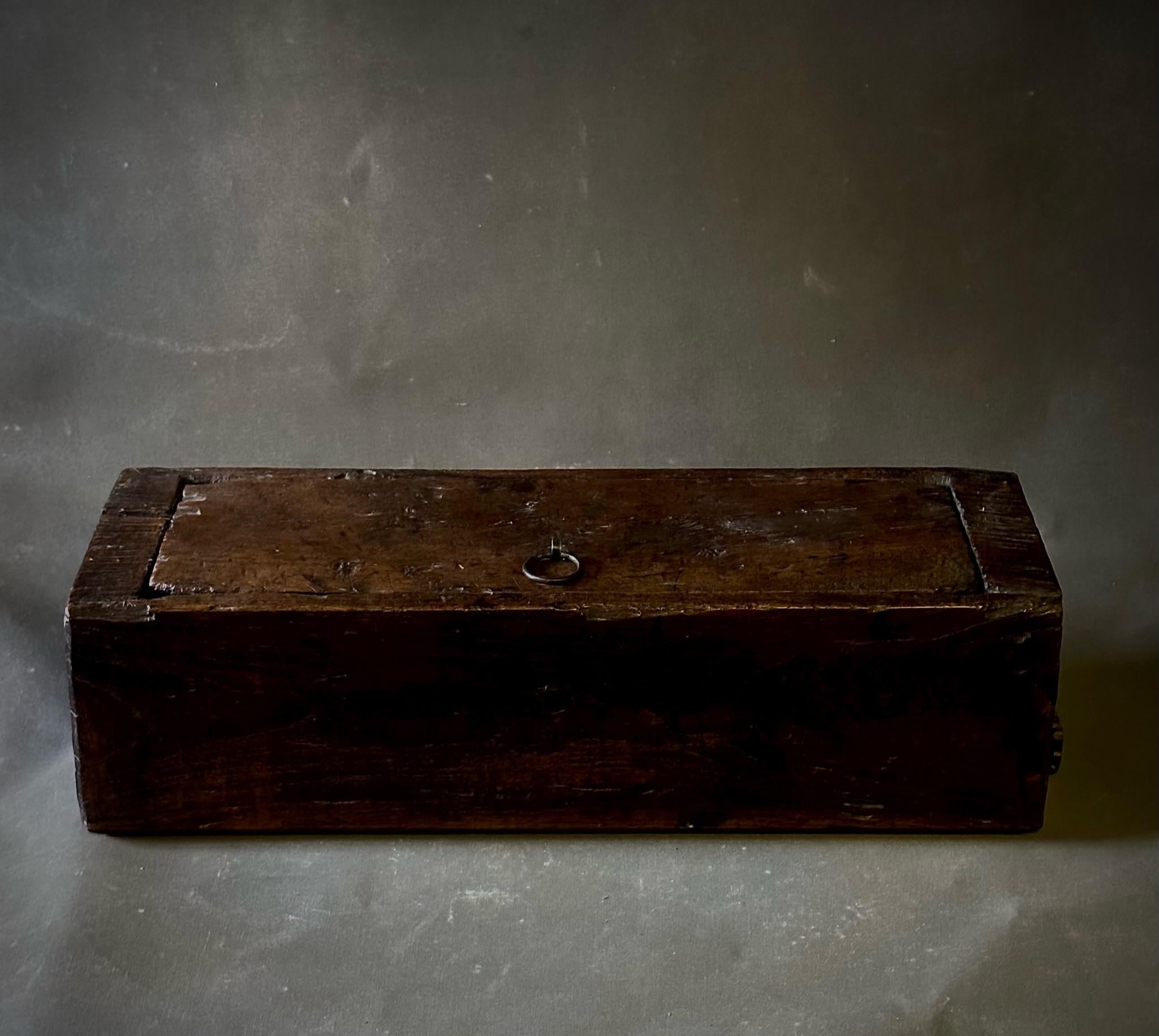 Coffre à marchandises en bois rustique de la Compagnie néerlandaise des Indes orientales. Relique de l'infrastructure commerciale du début du XXe siècle, ce coffre ou cette malle présente une incroyable patine. Il peut être utilisé comme un accent