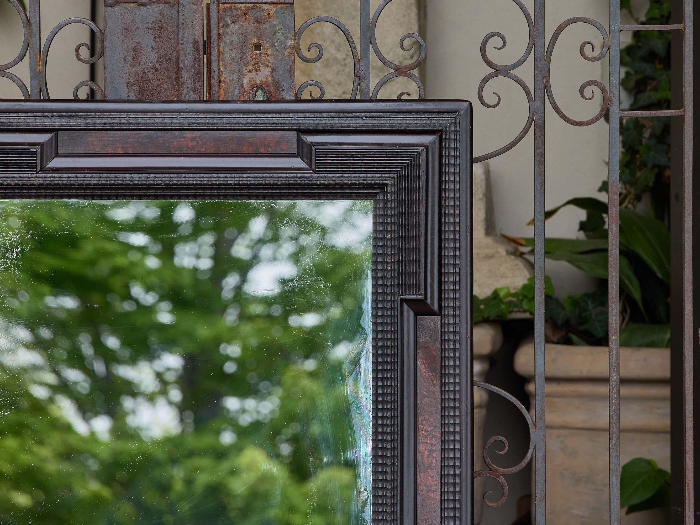 Un beau miroir hollandais datant d'environ 1900 avec un cadre ébonisé moulé et ondulé avec de riches détails géométriques. Le cadre présente une texture profonde et rythmée, caractéristique des influences hollandaises et flamandes du XVIIe siècle,