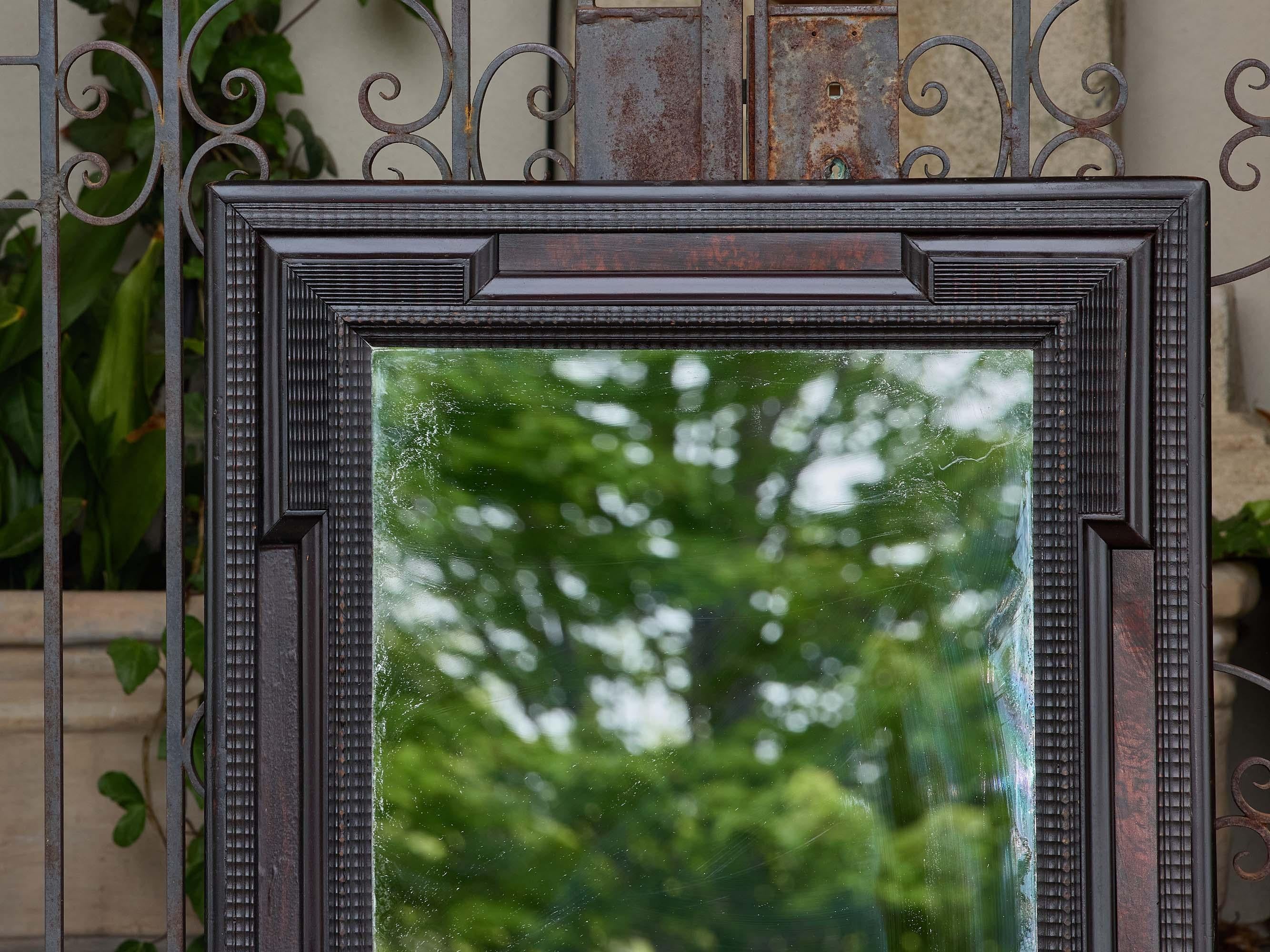 Néerlandais Miroir hollandais à cadre ondulé ébonisé avec moulures géométriques, vers 1900 en vente