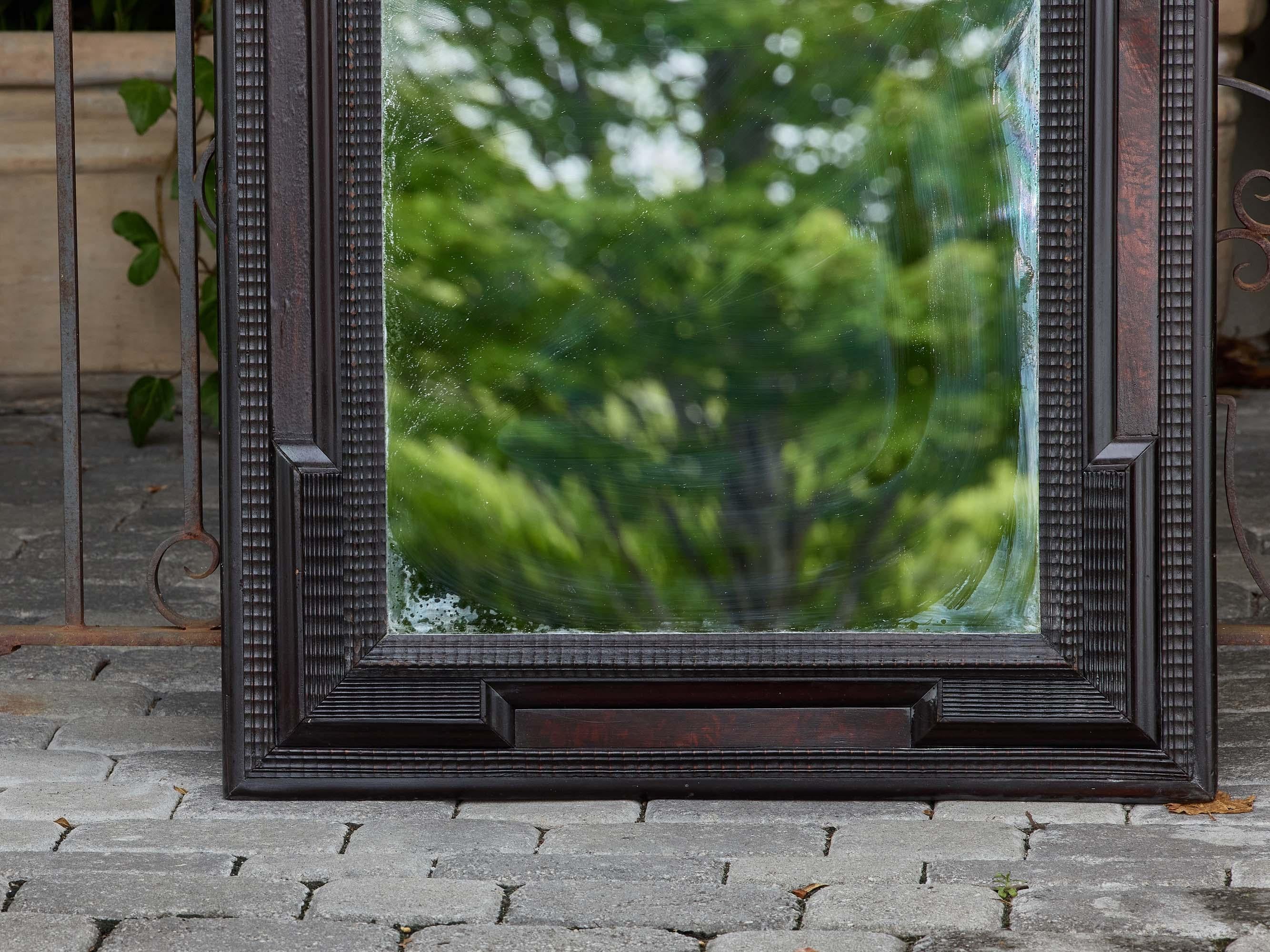 Sculpté Miroir hollandais à cadre ondulé ébonisé avec moulures géométriques, vers 1900 en vente