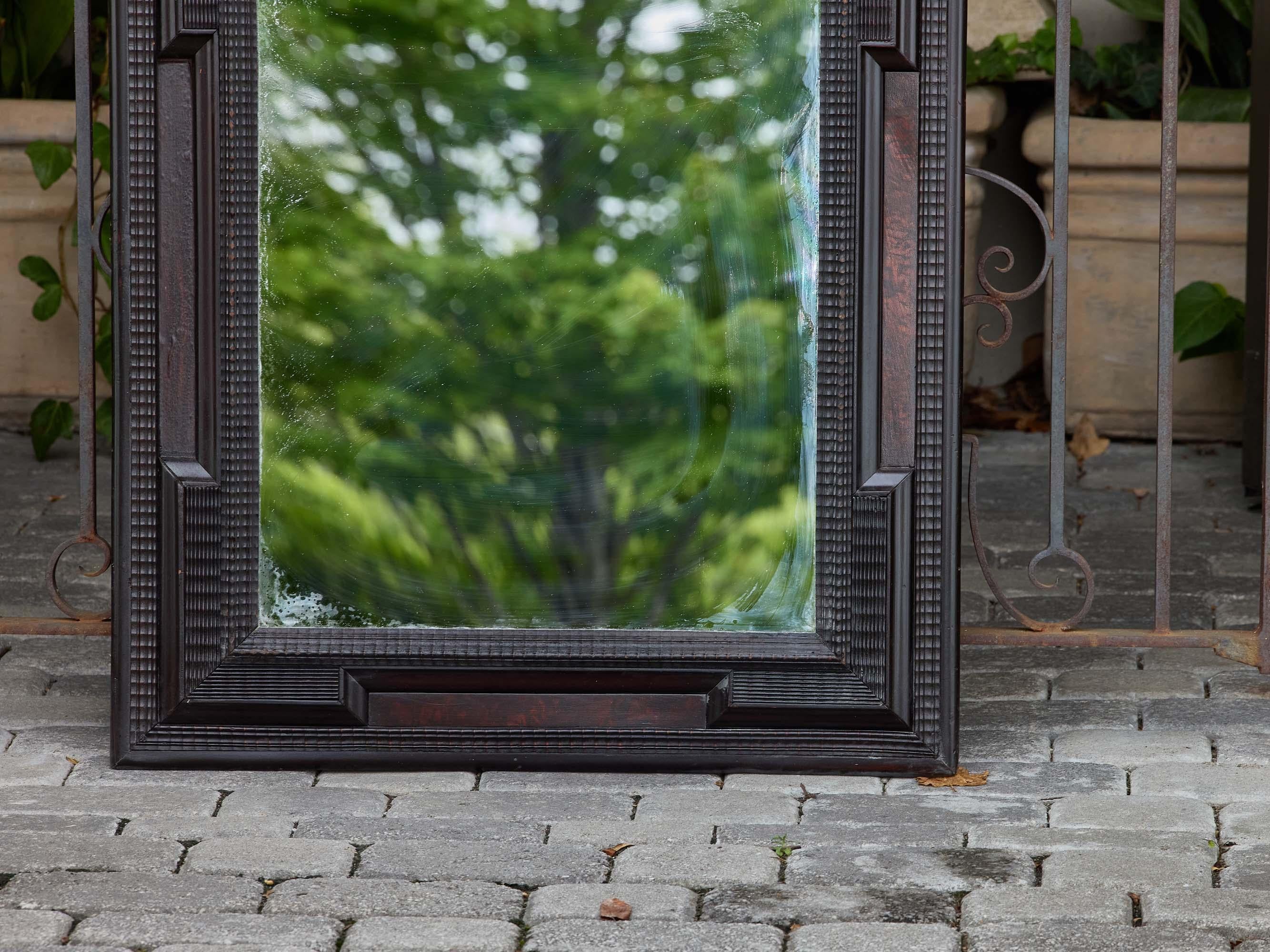 Miroir hollandais à cadre ondulé ébonisé avec moulures géométriques, vers 1900 Bon état - En vente à Atlanta, GA