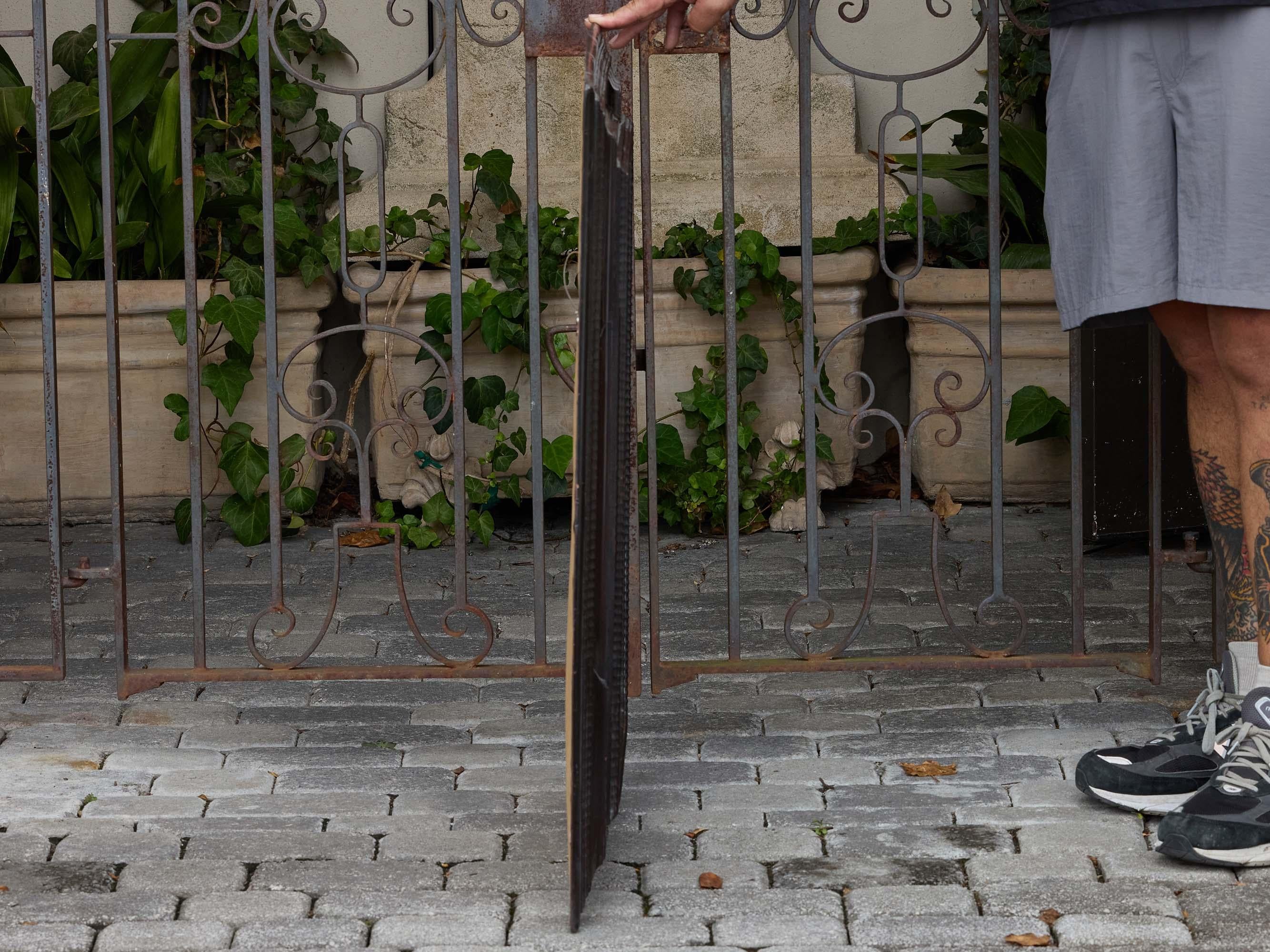 20ième siècle Miroir hollandais à cadre ondulé ébonisé avec moulures géométriques, vers 1900 en vente