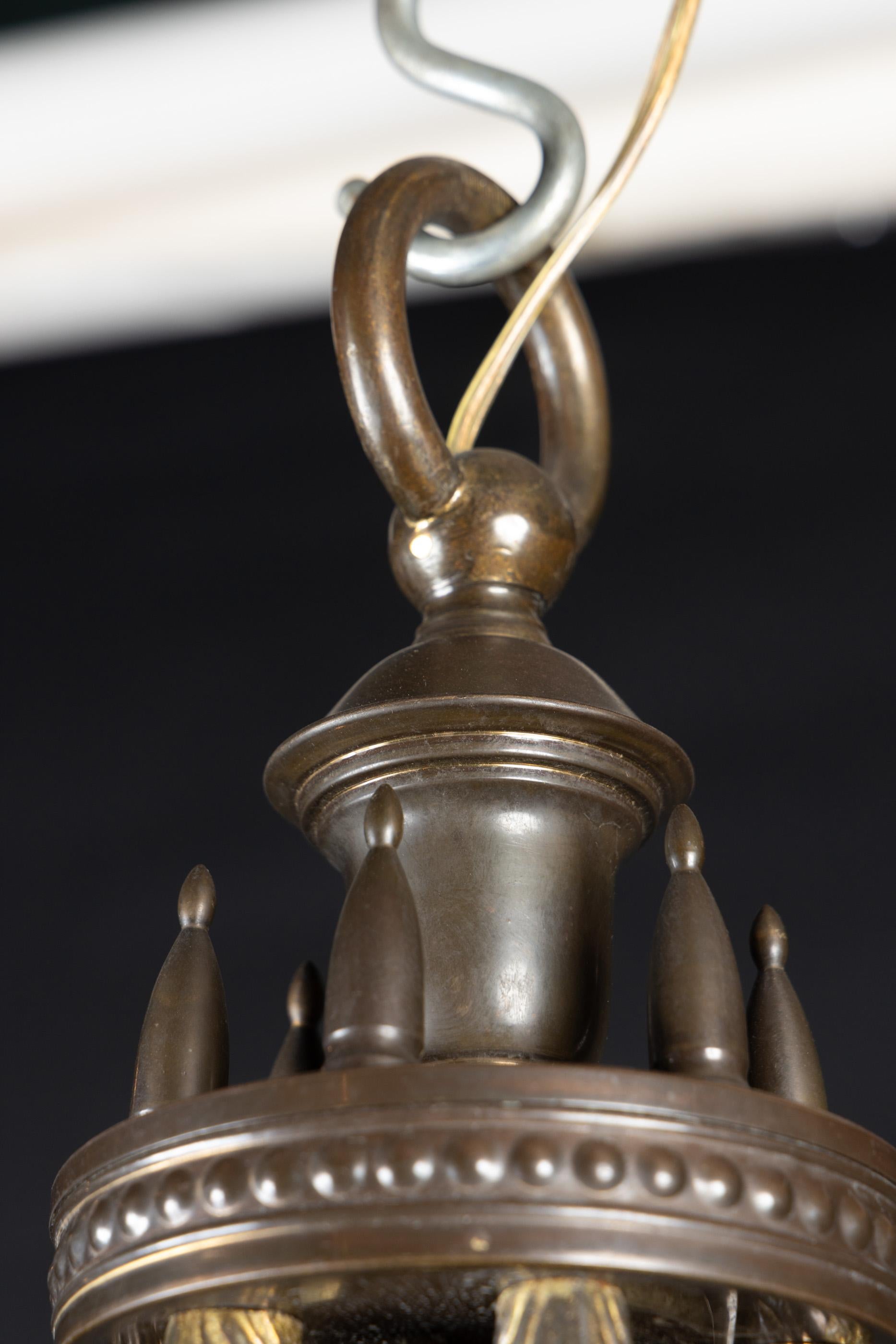 Lampadario olandese in bronzo stile Impero della fine del XIX secolo con coppe per candele e bobeches in bronzo, ornato da decorazioni foliate. Il pezzo è dotato di sei luci