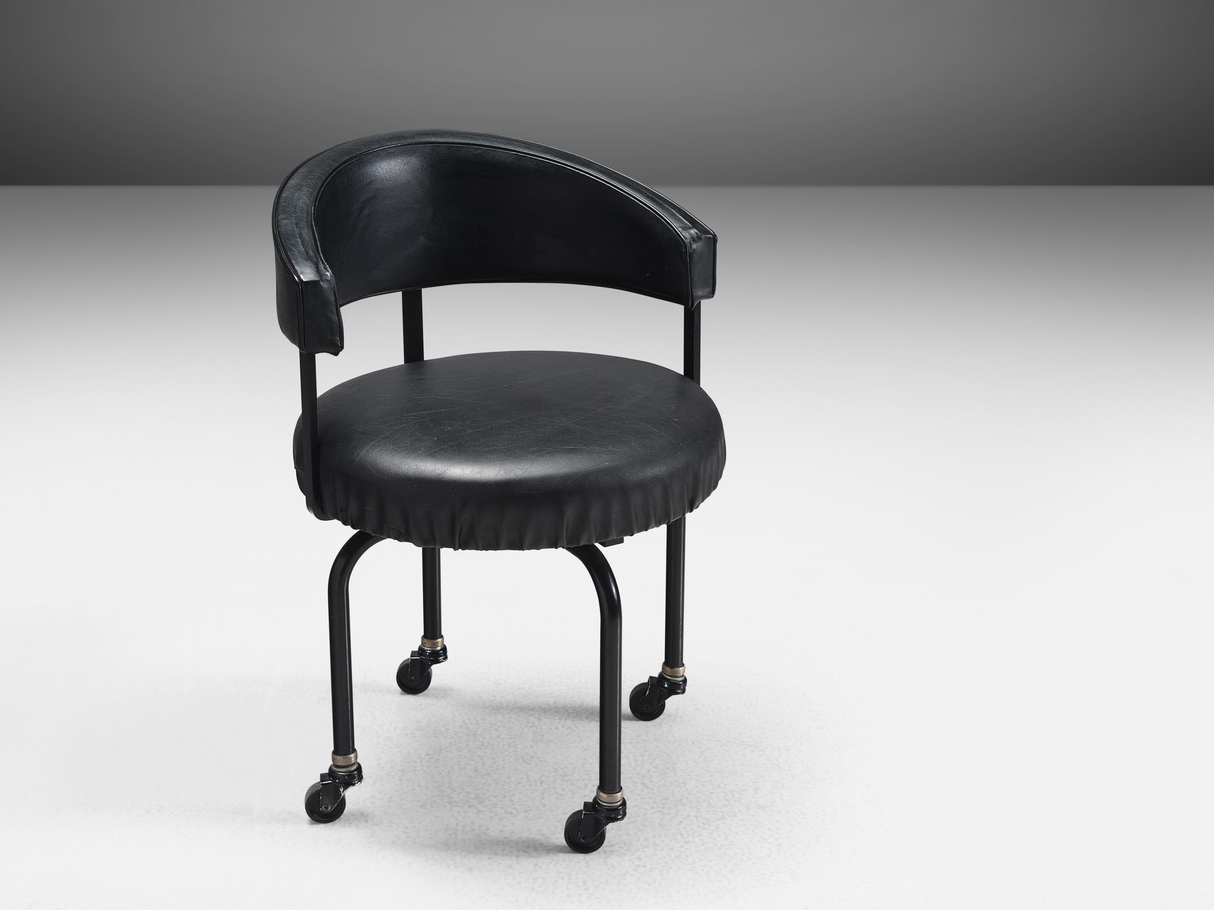 Wim Den Boon, chaise de bureau en faux cuir noir, métal, Pays-Bas, 1960

Cette chaise de bureau unique a été conçue par Wim Den Boon pour un client privé néerlandais de La Haye. Le fauteuil pivotant est unique en son genre car il a été spécialement