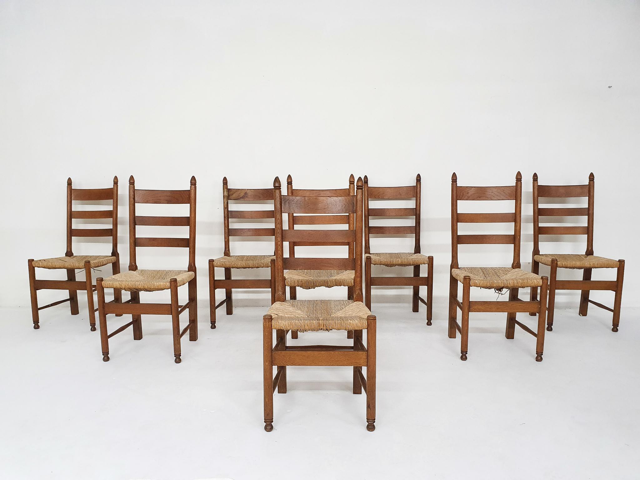 Oak dining chairs with rope weaving seating.
We have 22 available, 12 are in good condition, 10 have trace of use to the wood or seating, but can still be used well.
