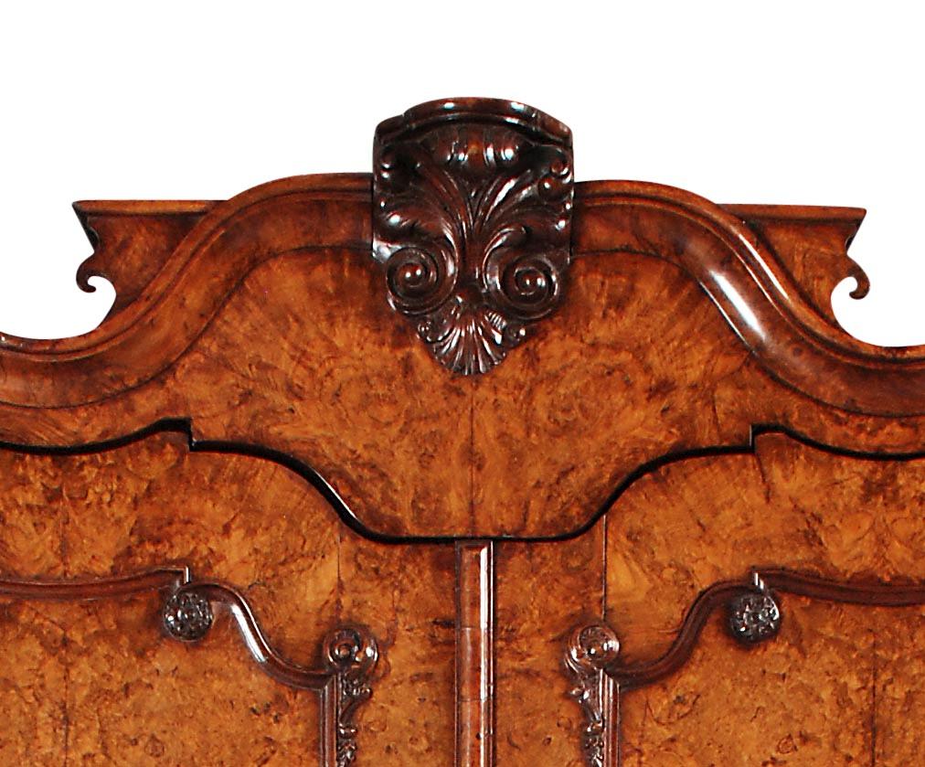 Niederländische Presse aus gemasertem Nussbaumholz auf bombenförmigem Sockel im Zustand „Gut“ im Angebot in Harrodsburg, KY