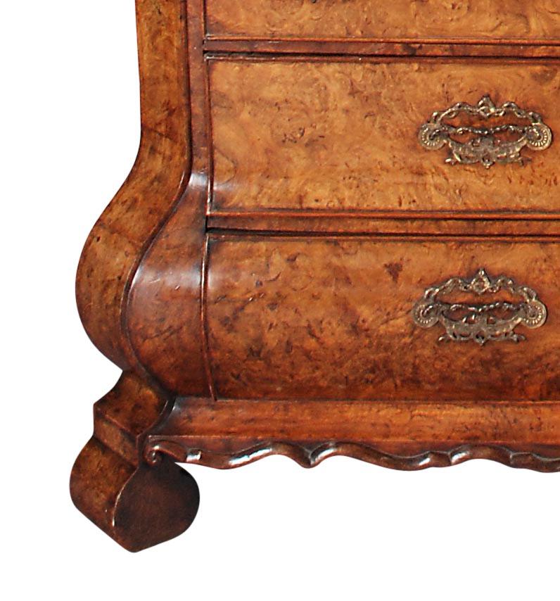 Niederländische Presse aus gemasertem Nussbaumholz auf bombenförmigem Sockel (18. Jahrhundert und früher) im Angebot