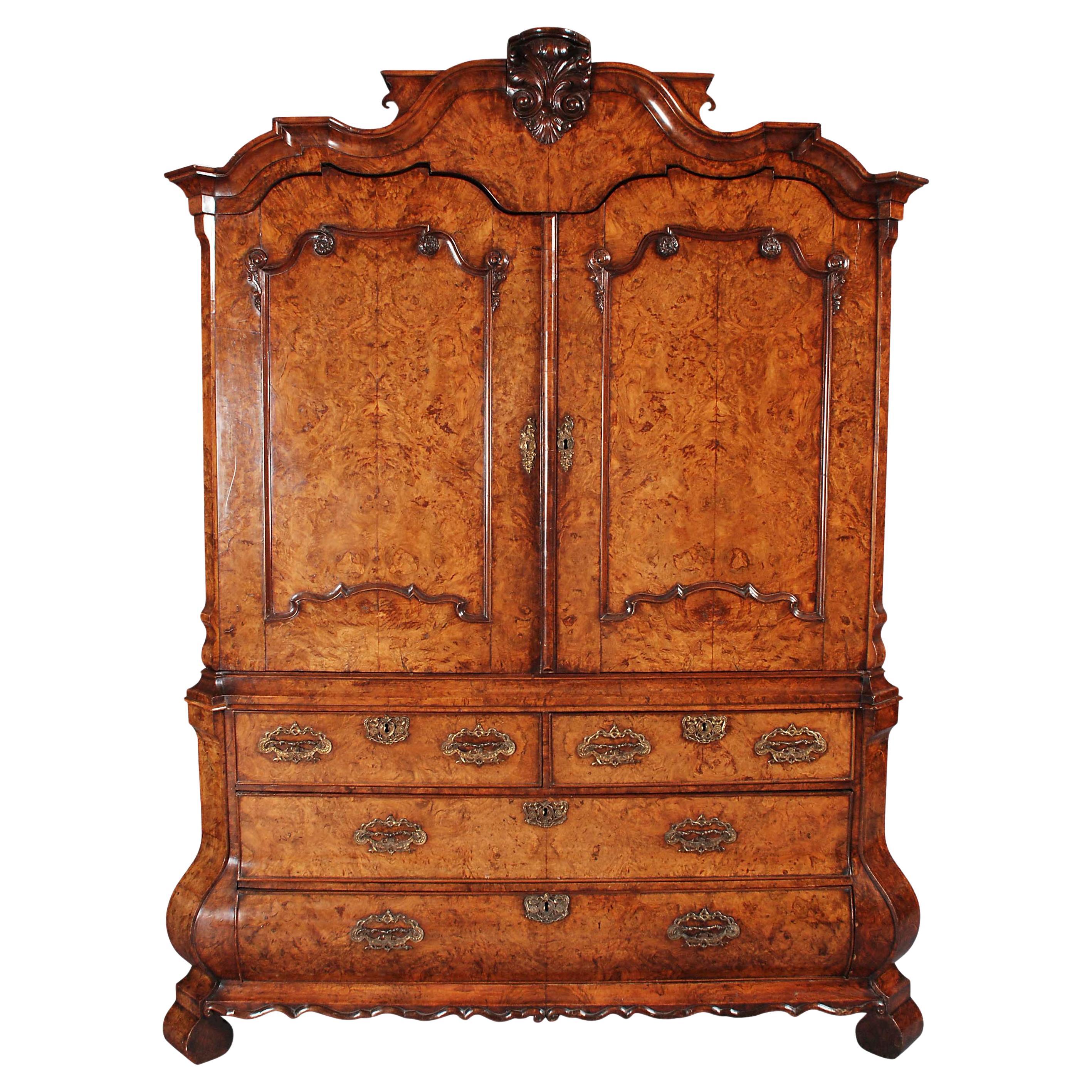 Presse hollandaise en noyer sculpté sur base en forme de bombe