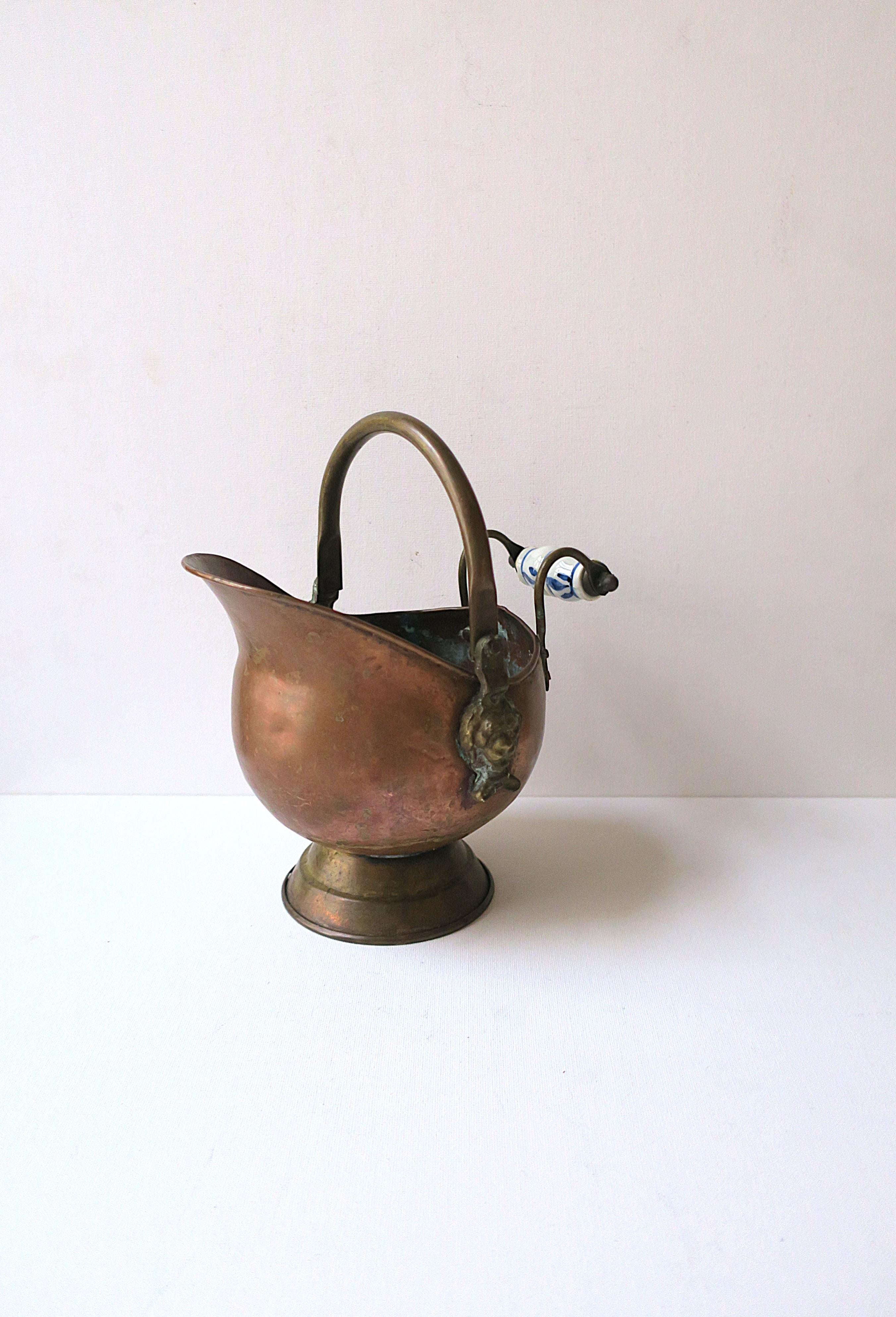 Dutch Fireplace Scuttle Bucket Delft Handle In Good Condition For Sale In New York, NY