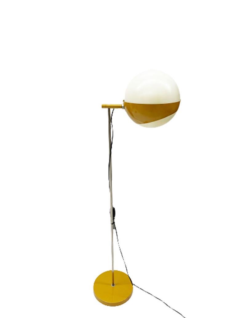 Dutch floor lamp, model 660 by Hala Zeist, 1970s

Hala Zeist 1970s floor lamp with metal ring with a plastic sphere, which can be adjusted in height and rotatable from the base

The measurements are 152 cm high, 37 cm wide and 25 cm