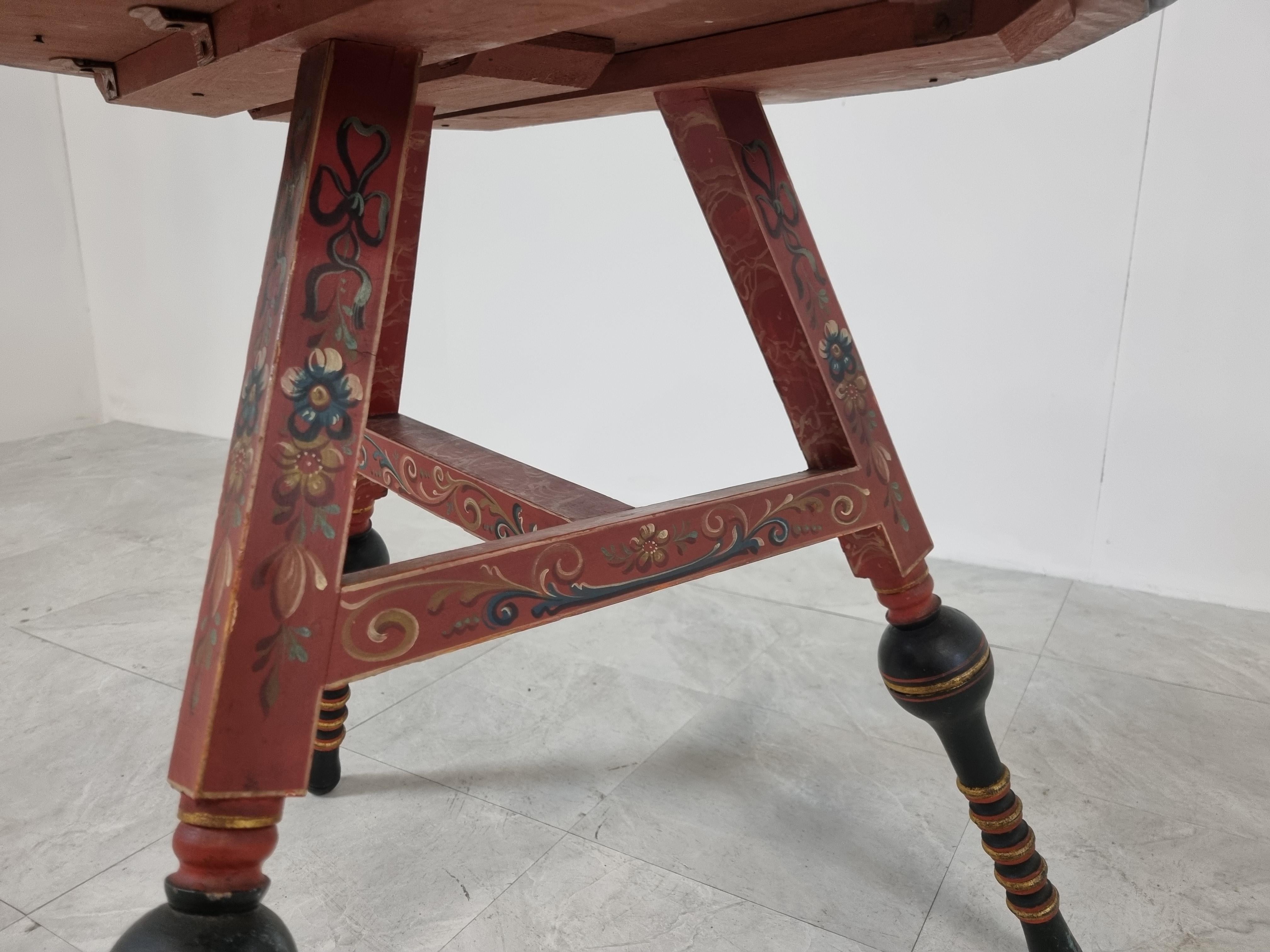 Folk art tripod coffee table.

Hand painted floral design.

Produced in village in the Netherlands 'Hindeloopen' - Friesland.

Elegant table with nicely sculptedl egs.

Well preserved, age related wear.

Mid 19th century -