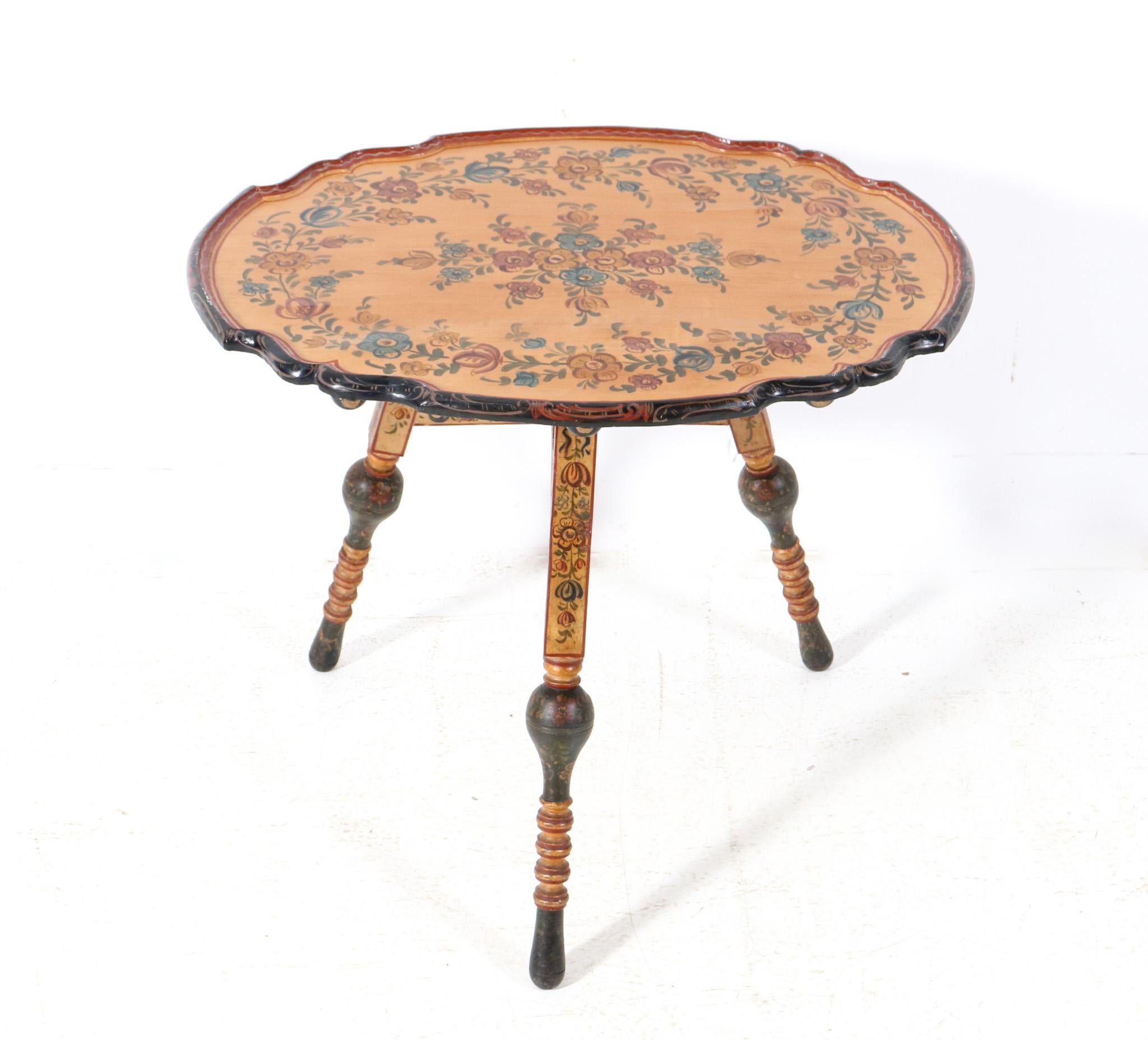 Dutch Folk Art Hindeloopen Painted Tilt Top Table, 1900s In Good Condition For Sale In Amsterdam, NL